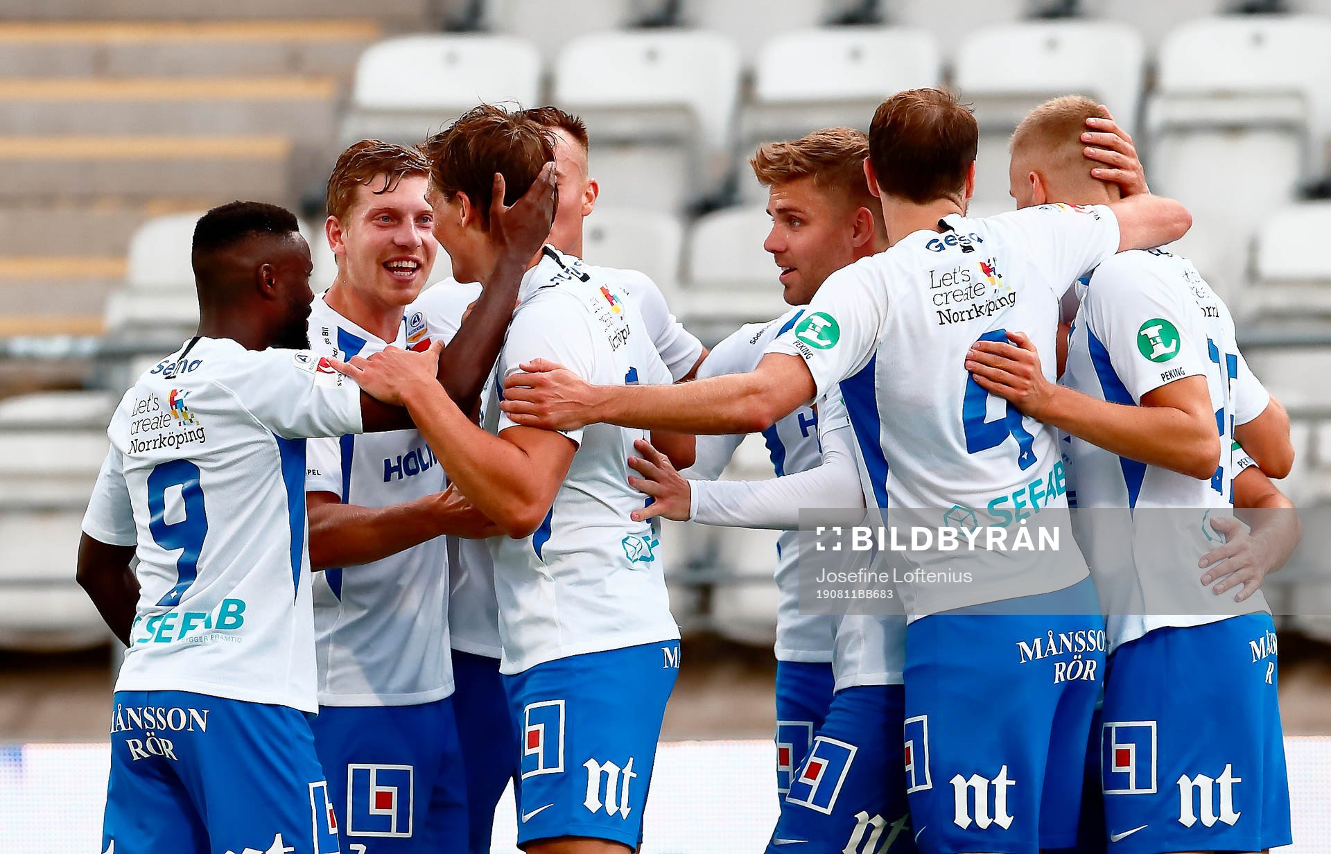 IFK Norrköpings Alexander Fransson kramar om och jublar