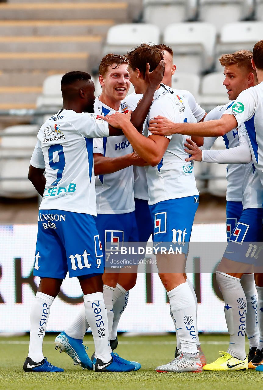 IFK Norrköpings Alexander Fransson kramar om och jublar
