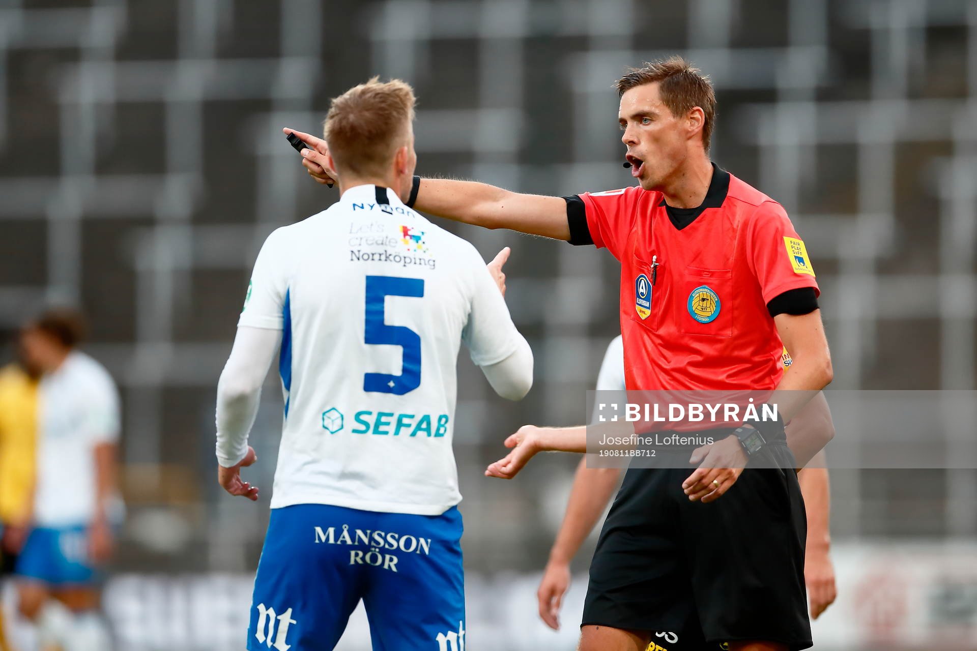 Domare Magnus Lindgren pratar med IFK Norrköpings