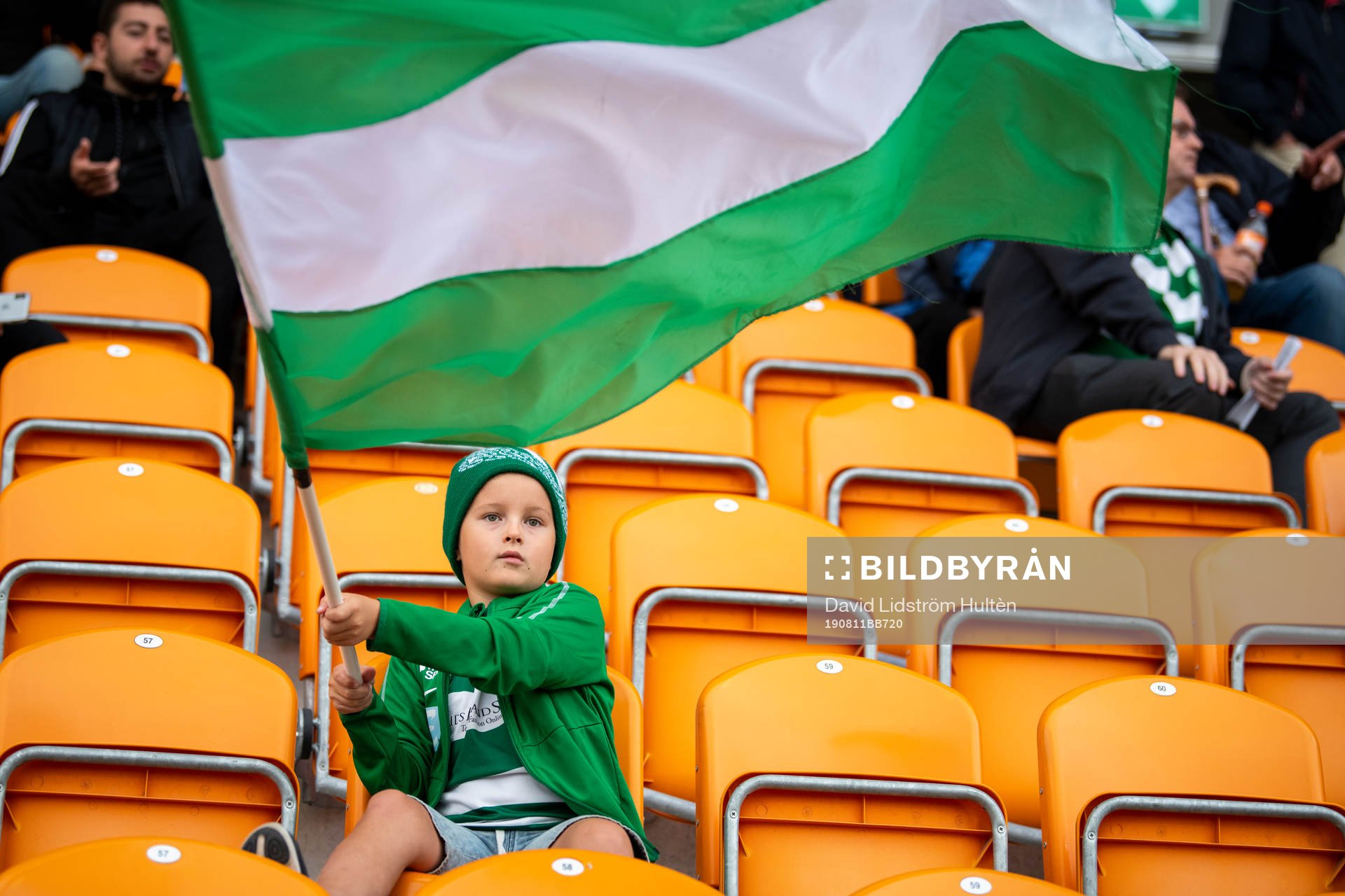 En ung västeråssupporter viftar med en flagga