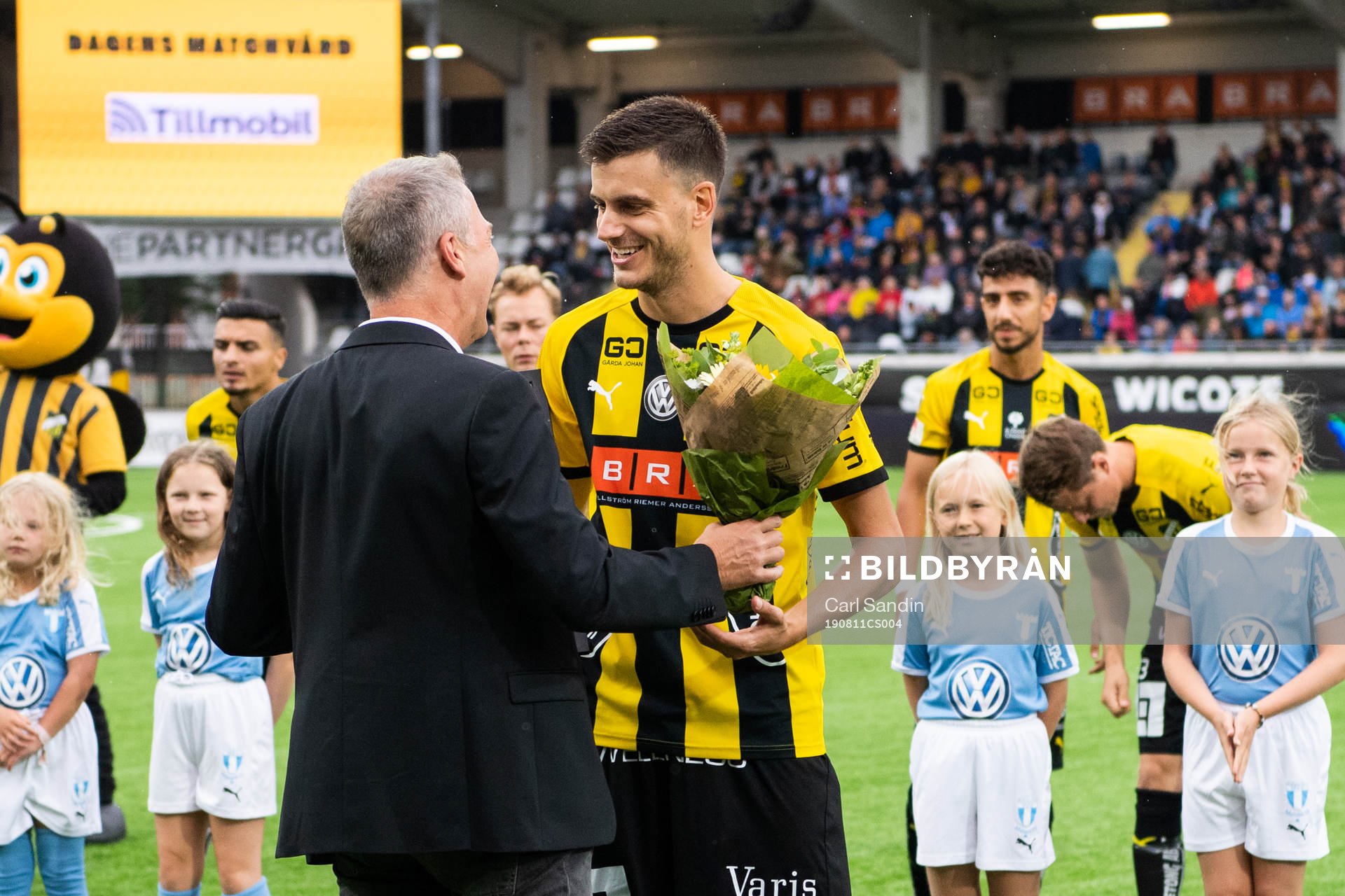 Häckens sportchef Sonny Karlsson delar ut blommor till
