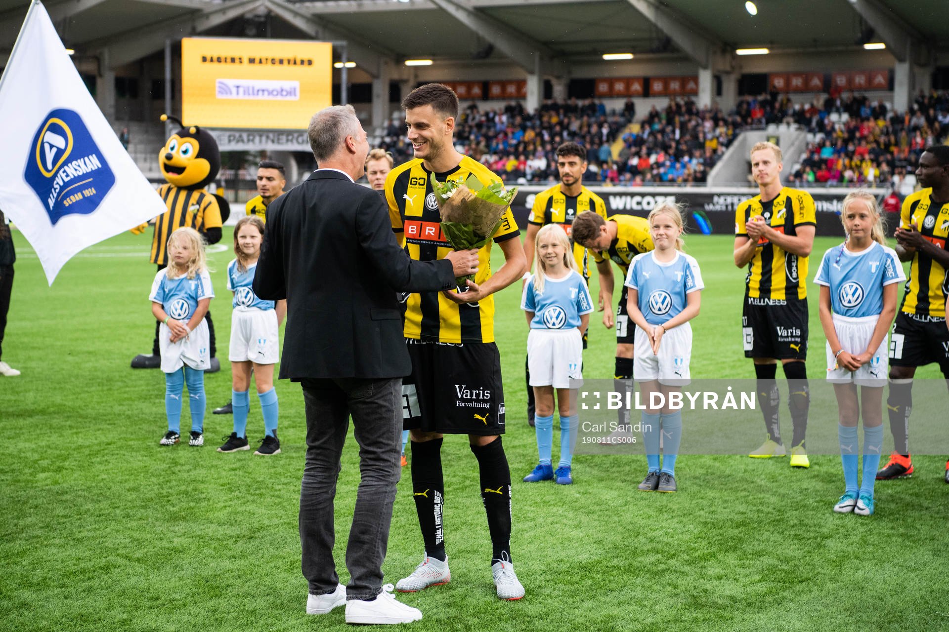 Häckens sportchef Sonny Karlsson delar ut blommor till