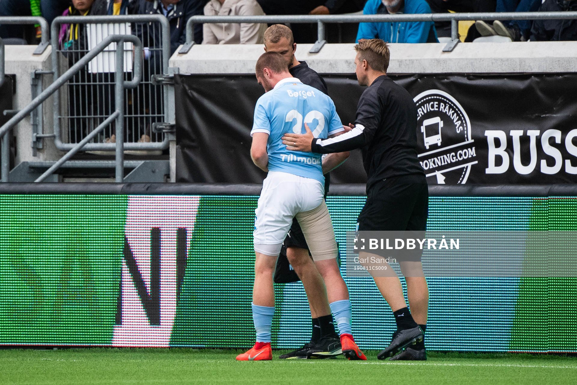 Malmö FFs Jo Inge Berget lämnar plan med lindat lår