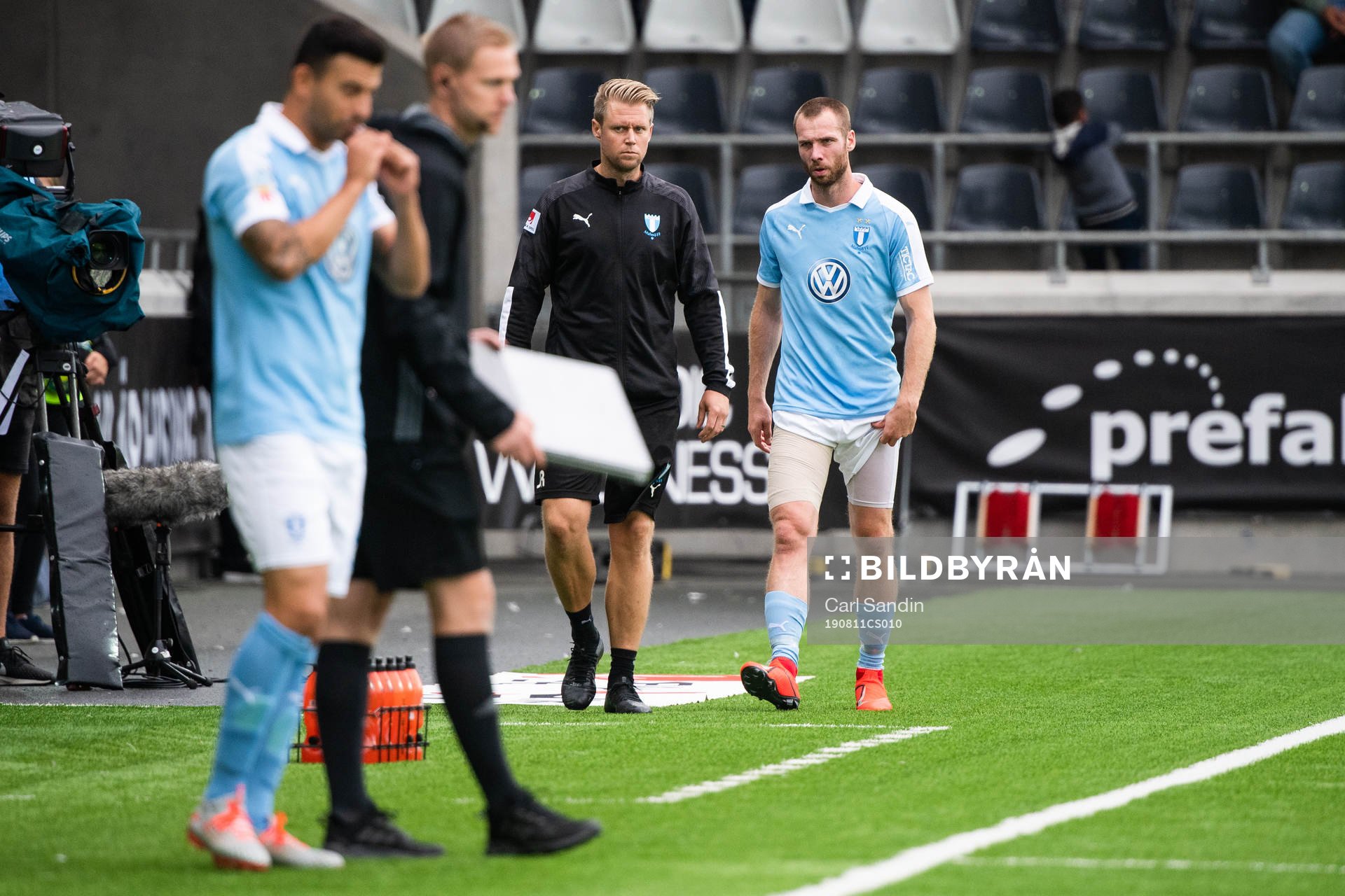 Malmö FFs Jo Inge Berget lämnar plan med lindat lår