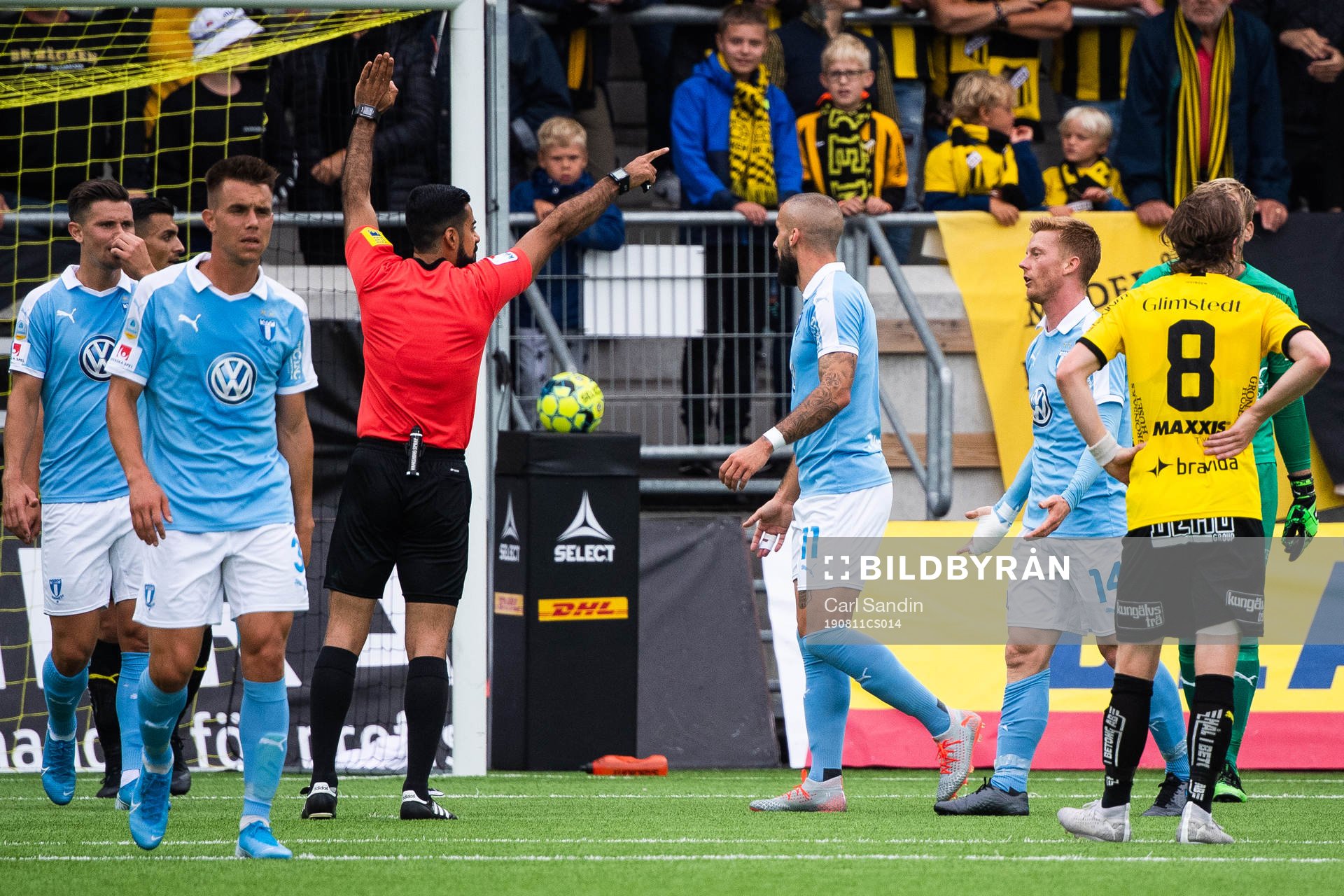 Domare Mohammed Al Hakim signalerar för straff till Malmö