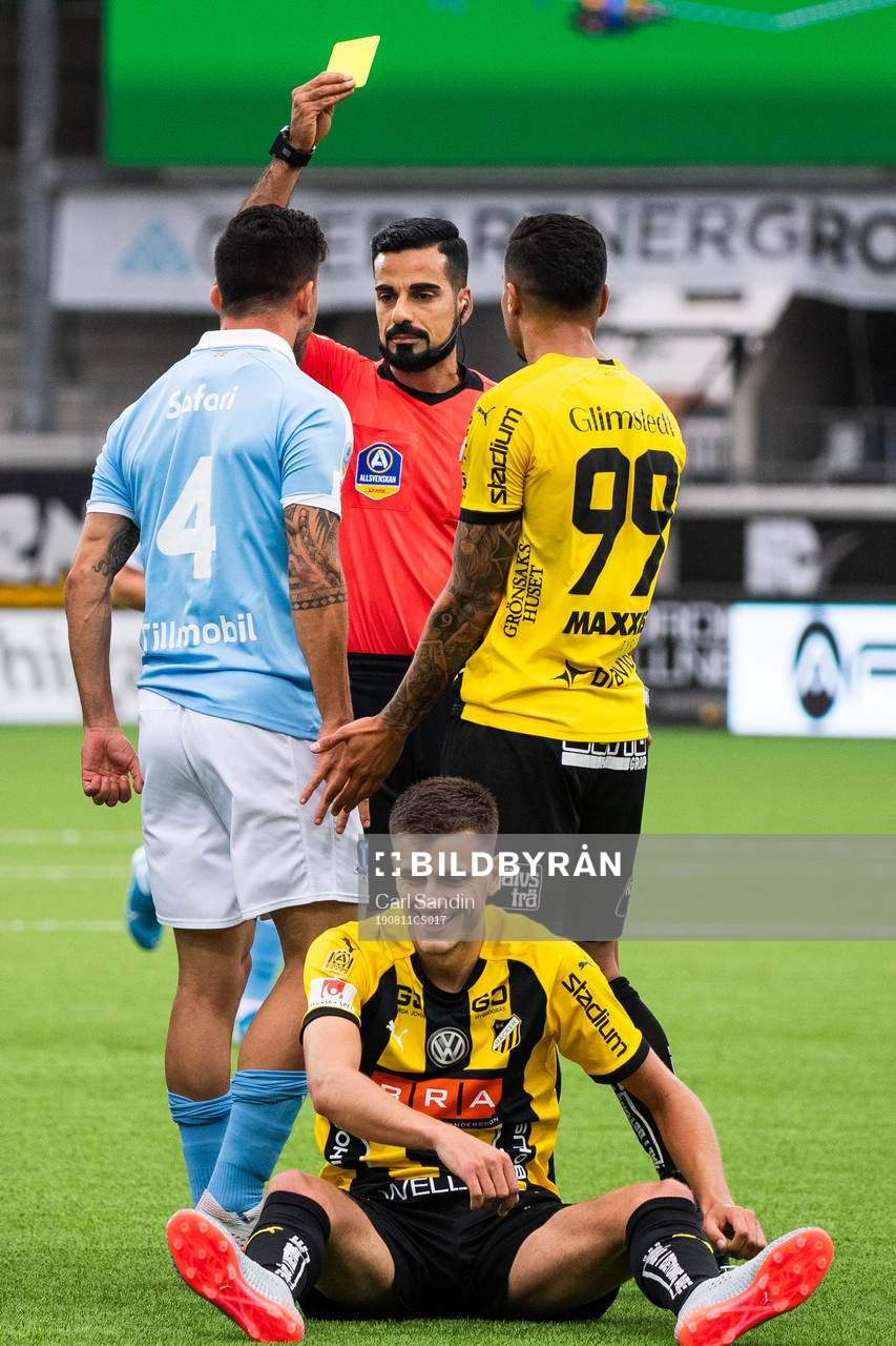 Domare Mohammed Al Hakim ger Malmö FFs Behrang Safari gult