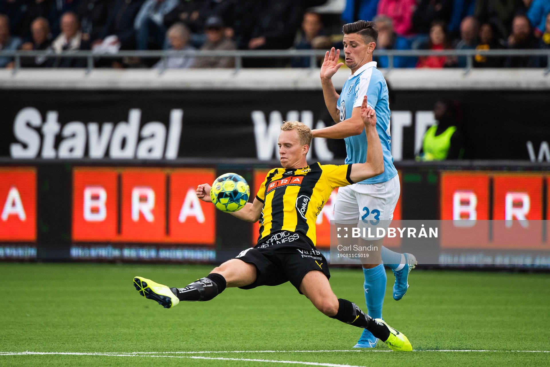 Häckens Gustav Berggren i kamp om bollen med Malmö FFs