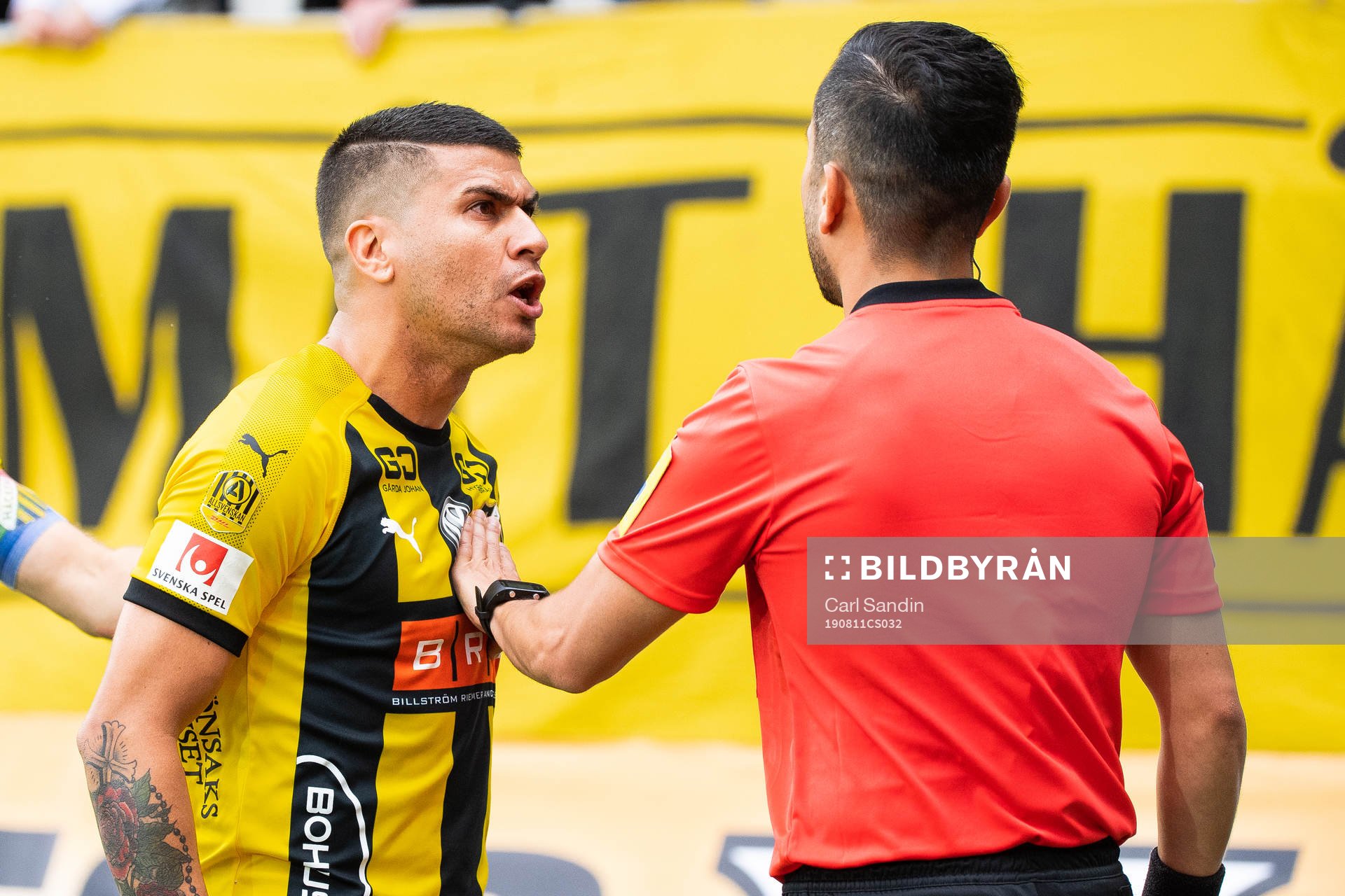 Häckens Paulinho reagerar mot assisterande domare
