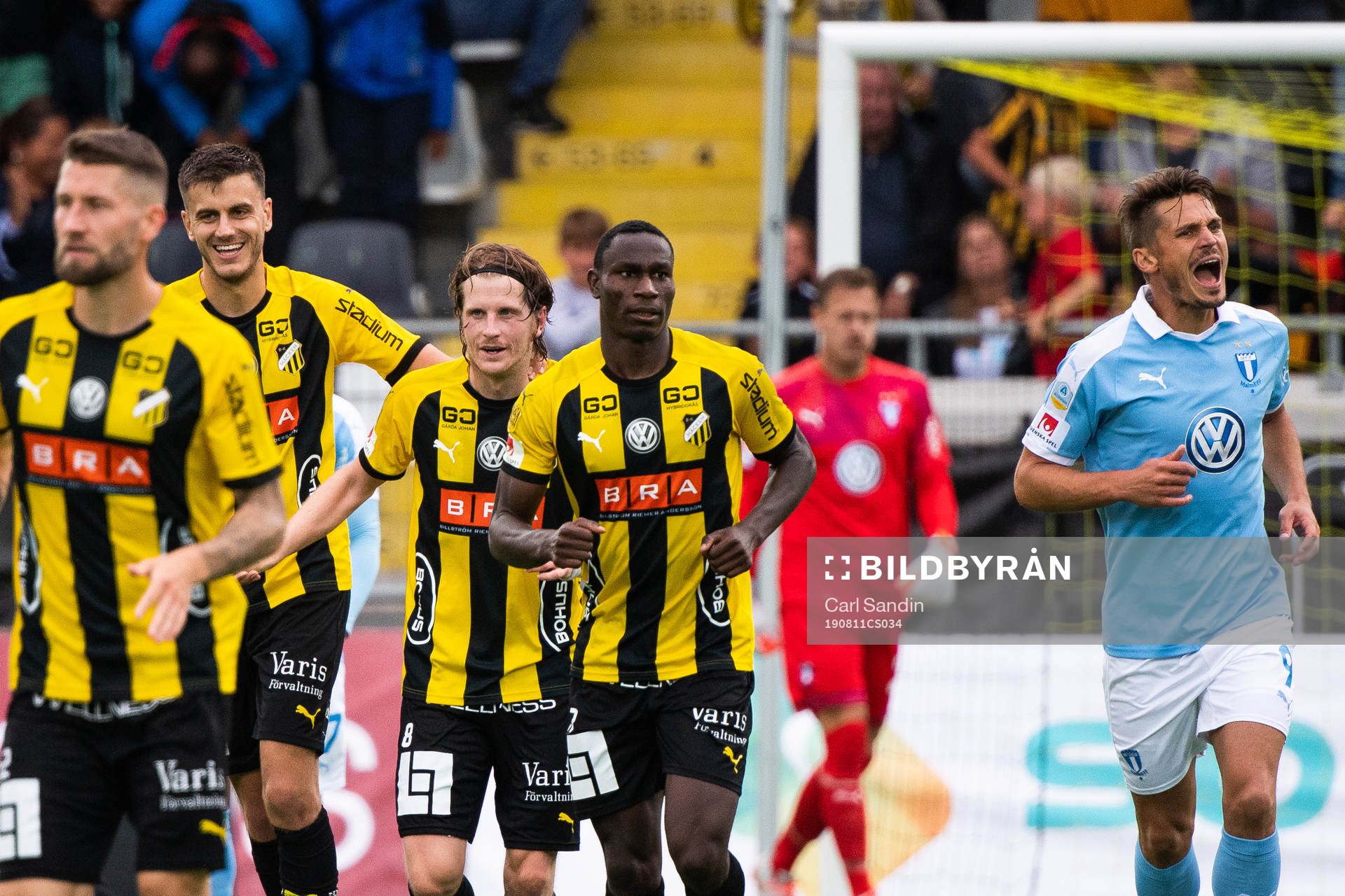 Häckens Alexander Jeremejeff jublar med Erik Friberg som