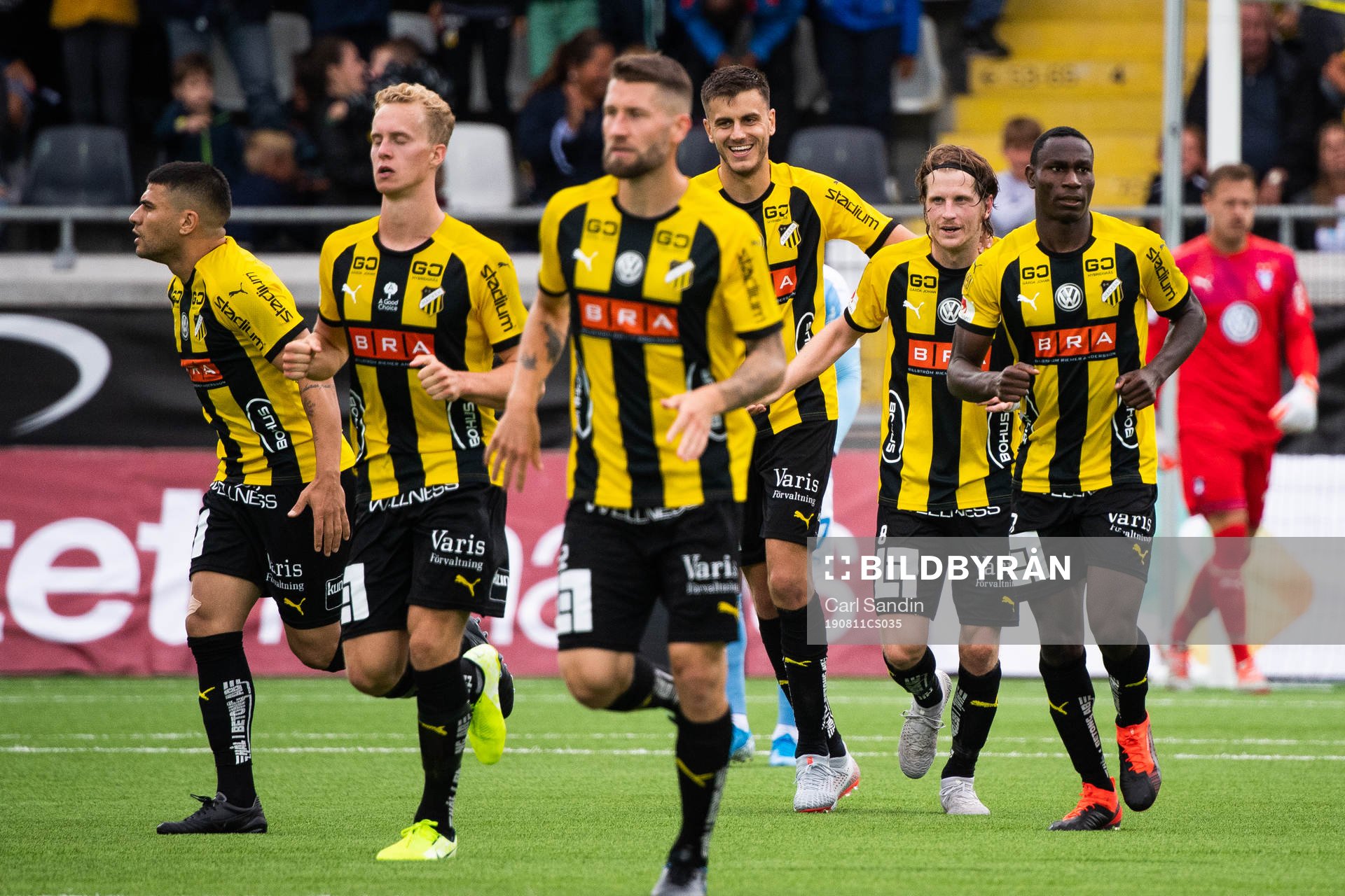 Häckens Alexander Jeremejeff jublar med Erik Friberg som