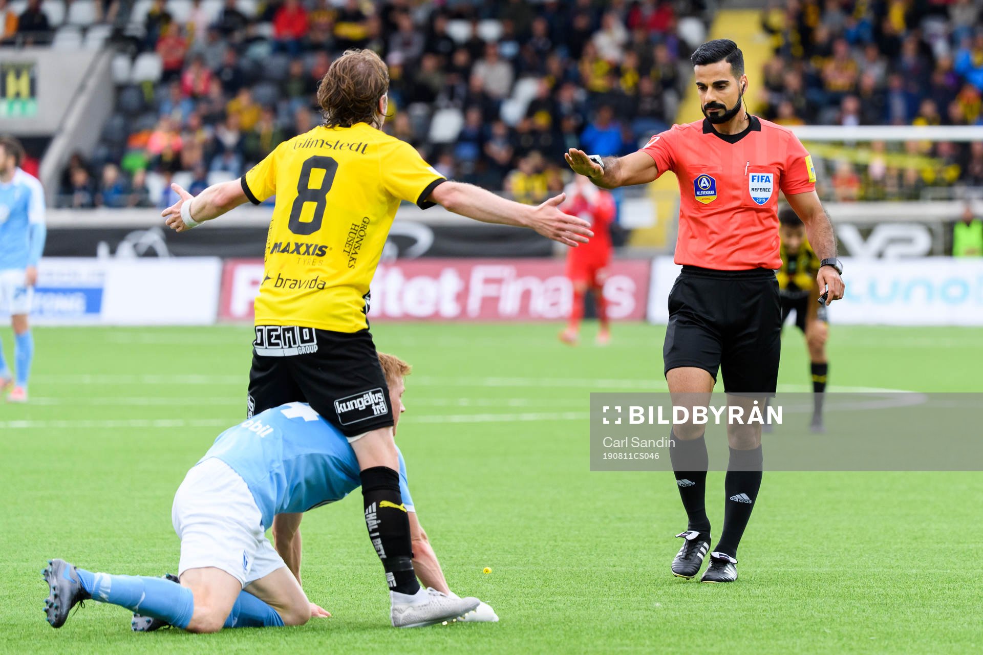 Häckens Erik Friberg reagerar mot domare Mohammed Al-Hakim