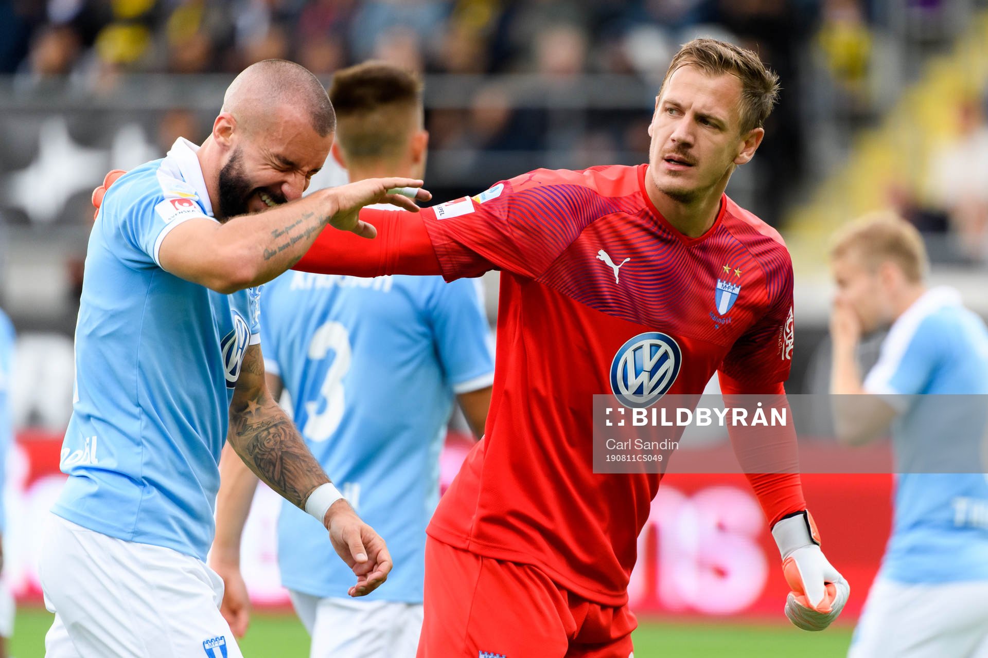Malmö FFs Guillermo Molins klappas om av Johan Dahlin
