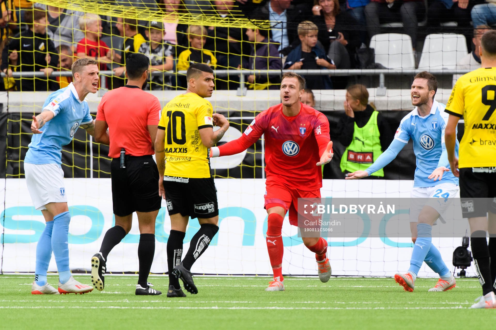 Malmö FFs målvakt Johan Dahlin reagerar mot domaren