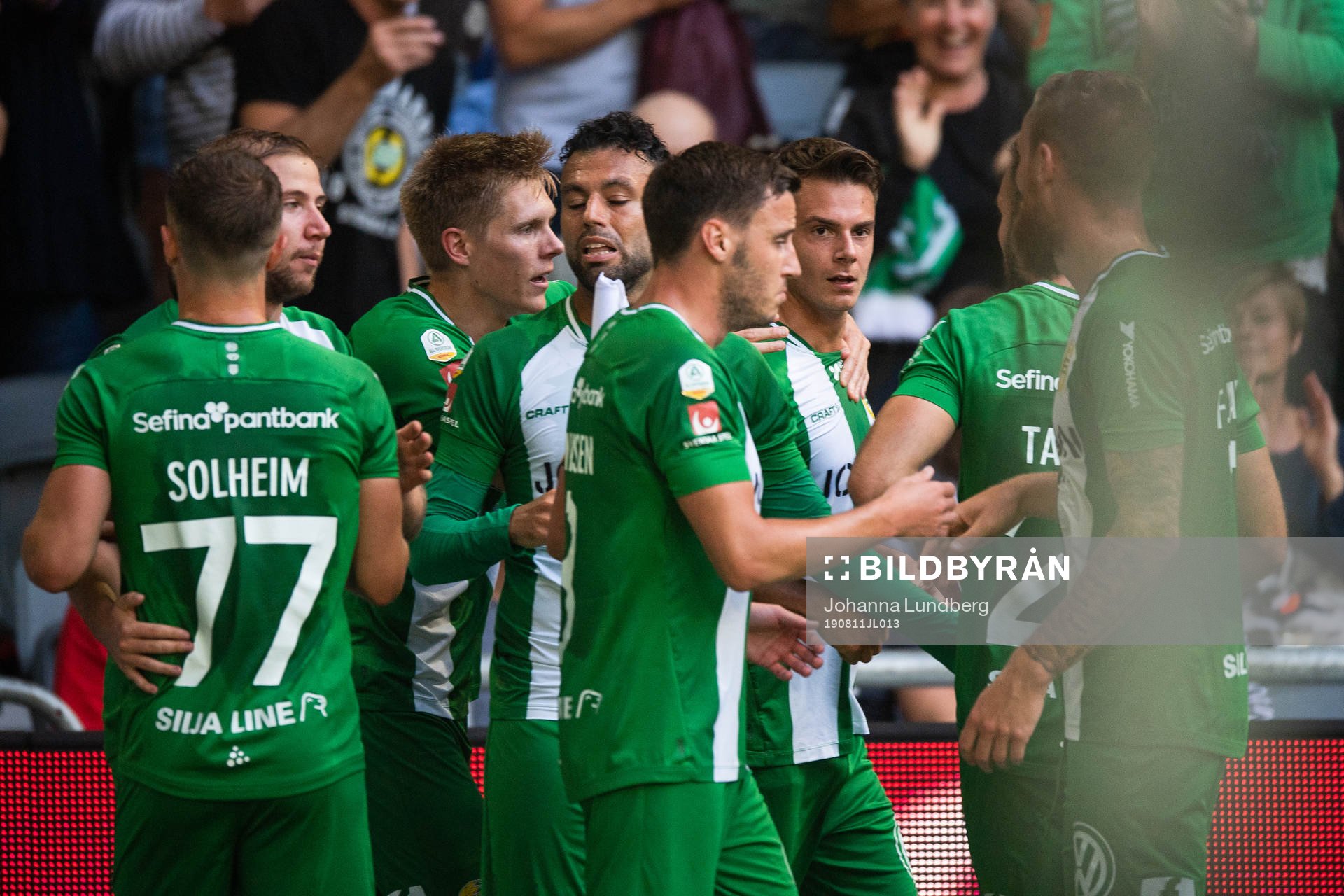 Hammarbys Alexander Kacaniklic jublar med lagkamrater