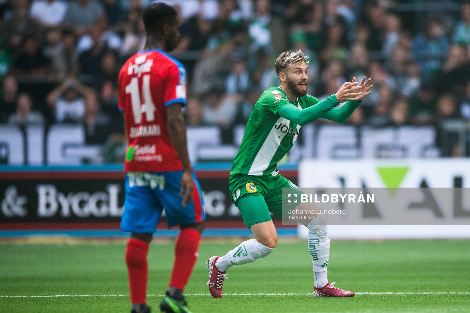 Hammarbys Simon Sandberg reagerar mot ett domslut