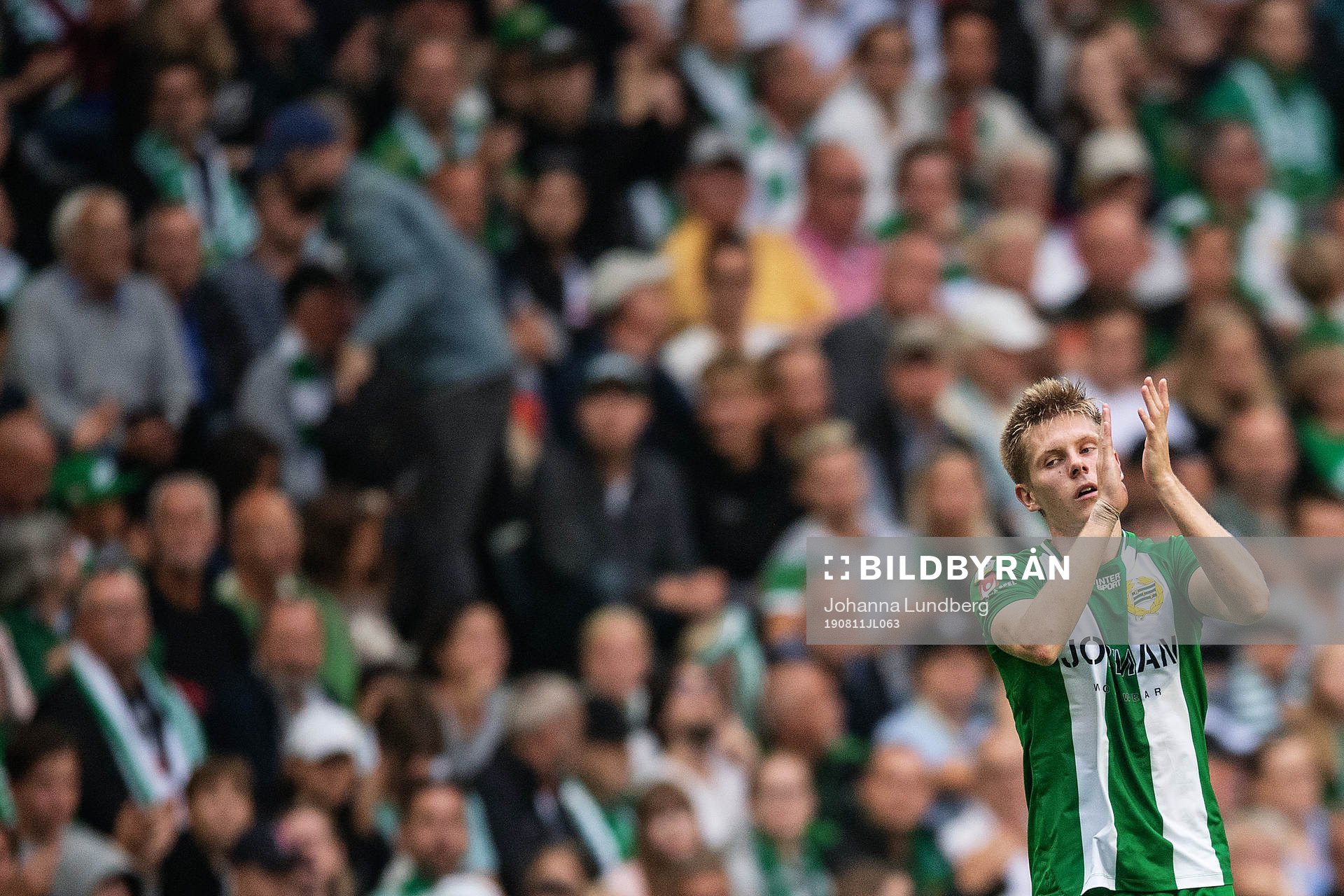 Hammarbys Aron Johannsson tackar publiken när han blir