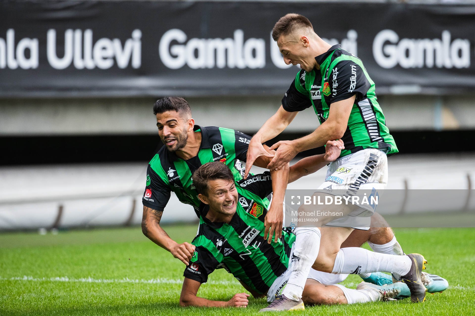 GAIS Måns Saebbö jublar med Paulo Marcelo och Leonard