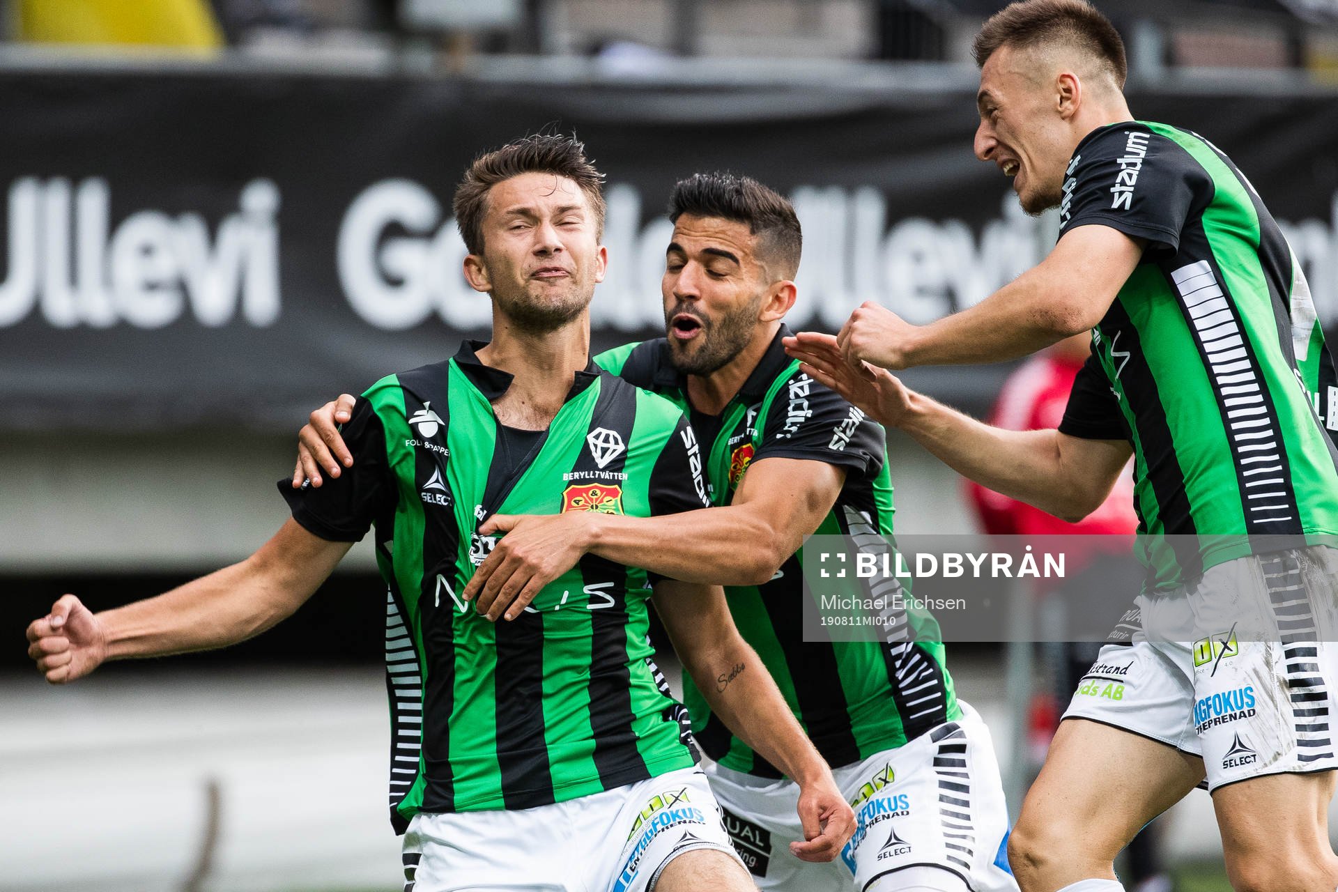 GAIS Måns Saebbö jublar med Paulo Marcelo och Leonard Pllana efter att han gjort 1-0 under fotbollsmatchen i Superettan mellan GAIS och Mjällby den 11 augusti 2019 i Göteborg.