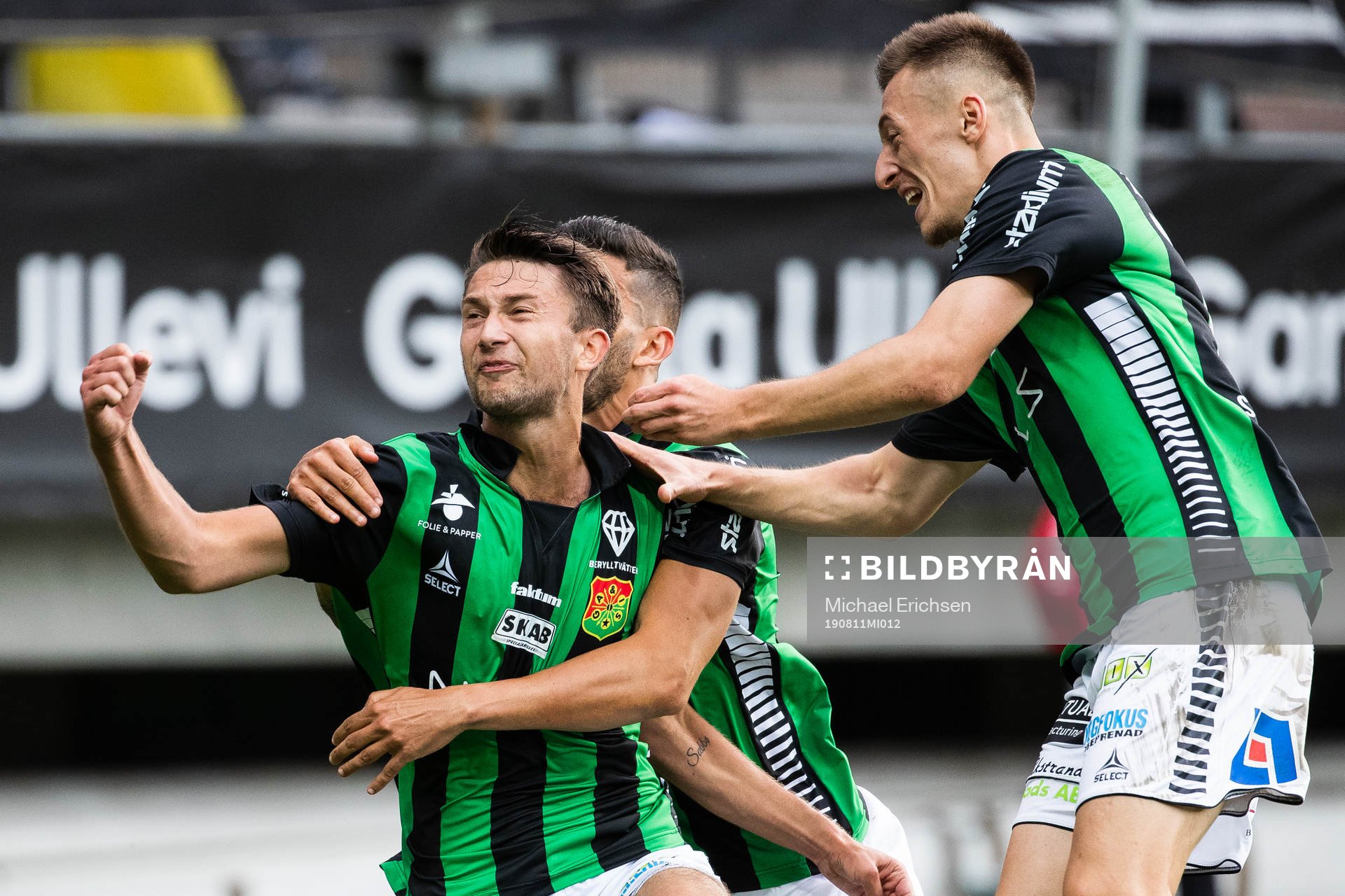 GAIS Måns Saebbö jublar med Paulo Marcelo och Leonard
