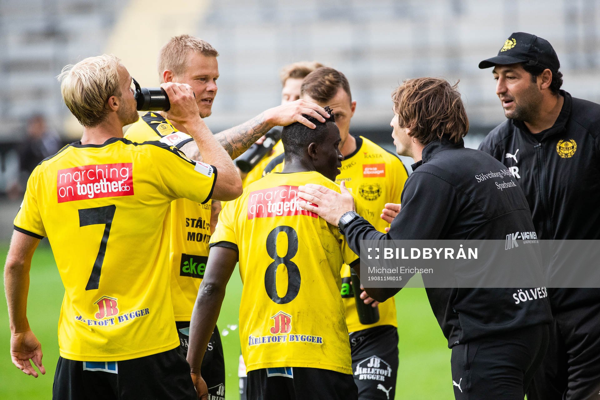 Mjällbys Bubacarr Jobe jublar med Viktor Gustafson och tränare Milos Milojevic efter att han gkjort 1-2 under fotbollsmatchen i Superettan mellan GAIS och Mjällby den 11 augusti 2019 i Göteborg.
