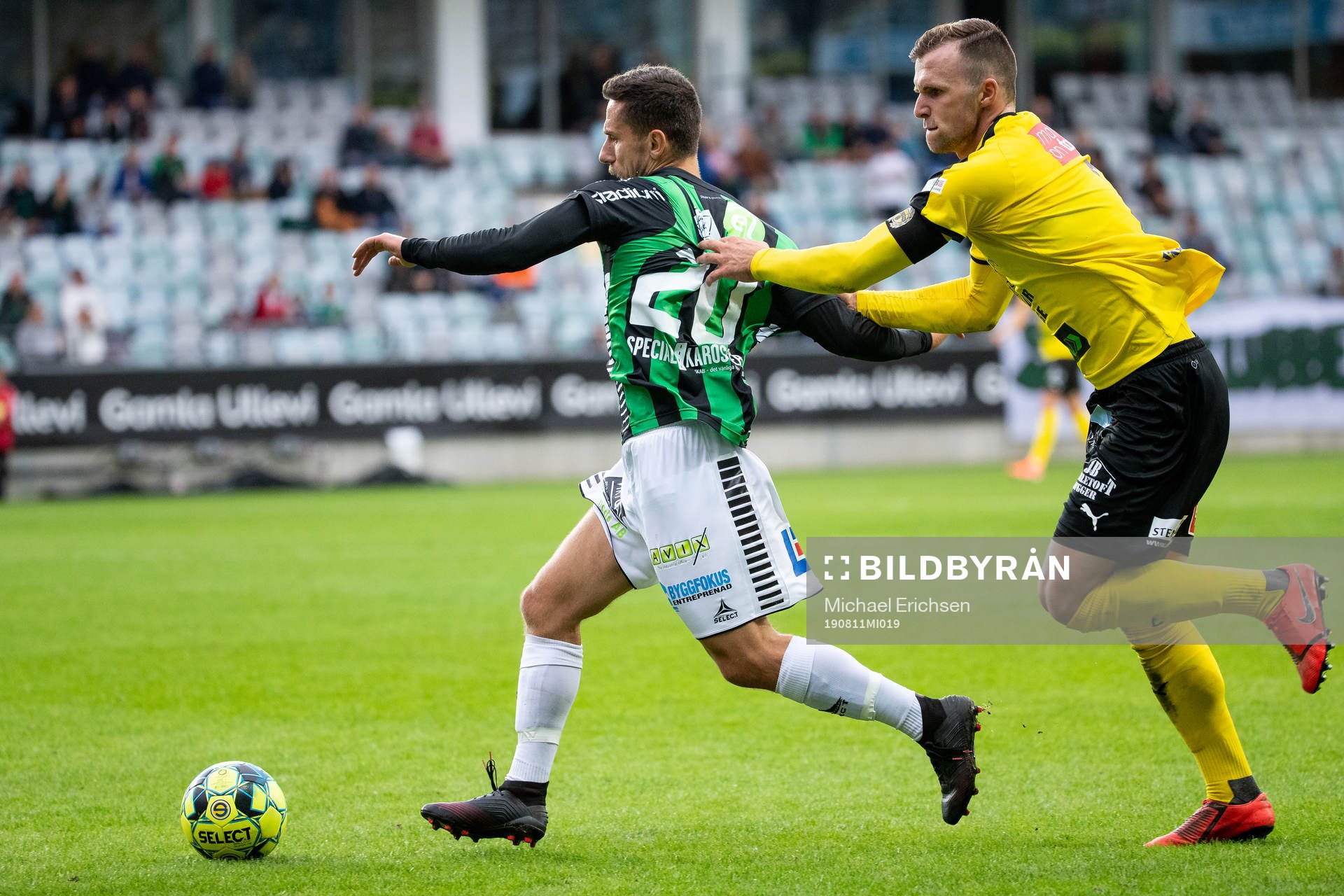 GAIS Predrag Randelovic stoppas av Mjällbys Adi Terzic