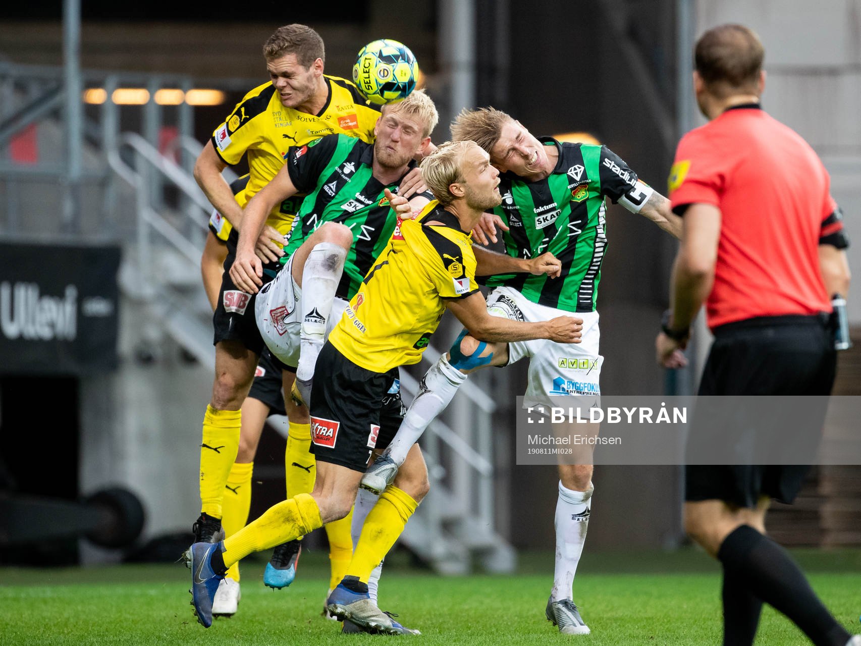 Mjällbys Jacob Bergström och Viktor Gustafson i kamp med GAIS Carl Elfgren Nyström och Marcus Bergholtz under fotbollsmatchen i Superettan mellan GAIS och Mjällby den 11 augusti 2019 i Göteborg.
