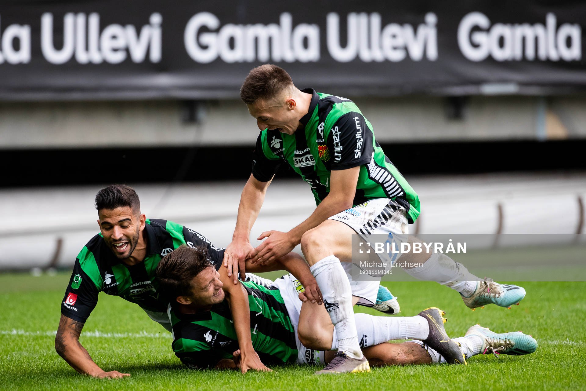 GAIS Måns Saebbö jublar ihop med Paulo Marcelo och