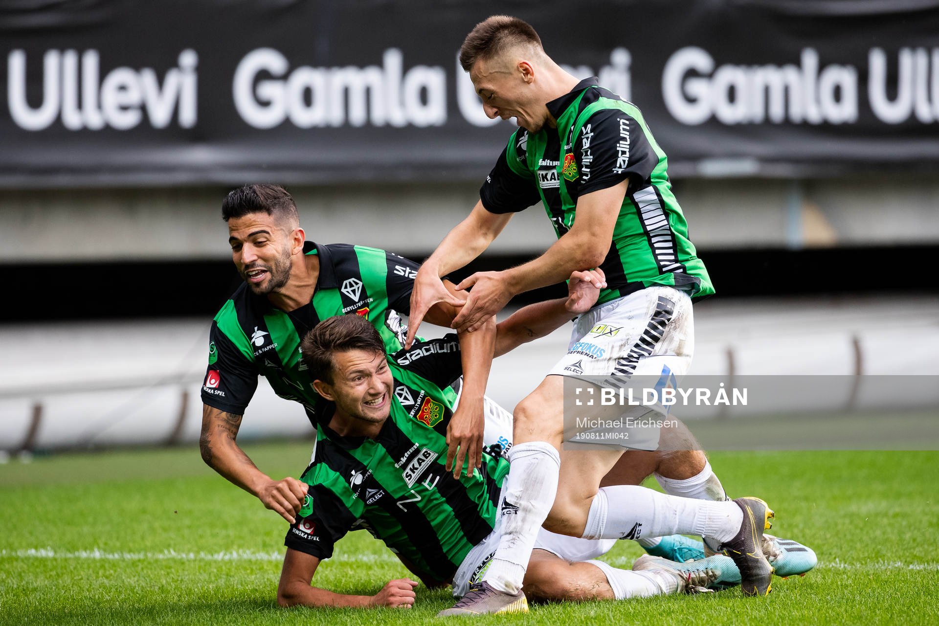 GAIS Måns Saebbö jublar ihop med Paulo Marcelo och