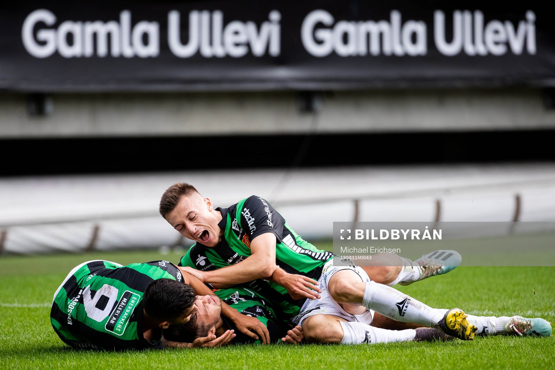 GAIS Måns Saebbö jublar ihop med Paulo Marcelo och