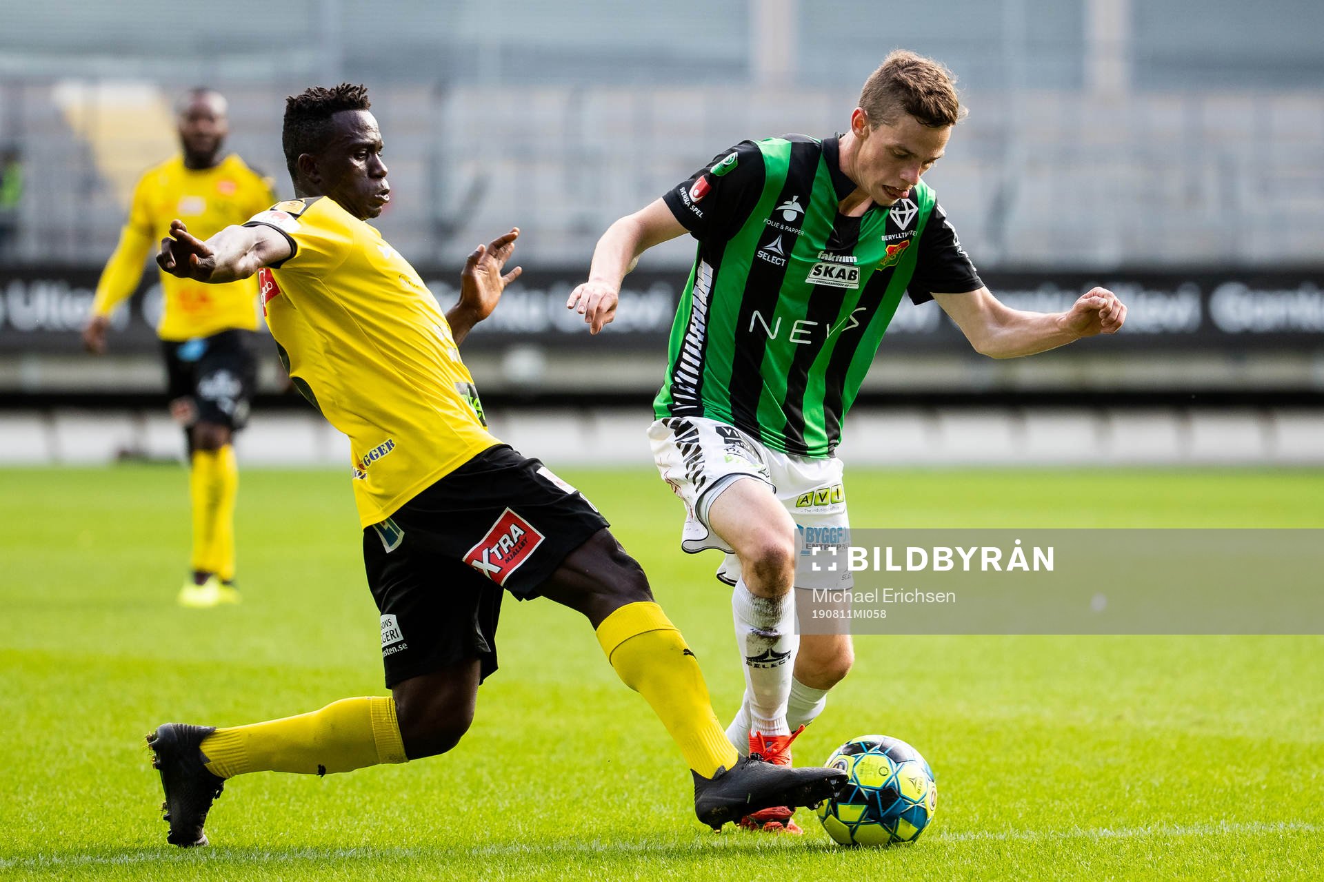 Mjällbys Bubacarr Jobe och GAIS Aiden Connor Harvey under fotbollsmatchen i Superettan mellan GAIS och Mjällby den 11 augusti 2019 i Göteborg.