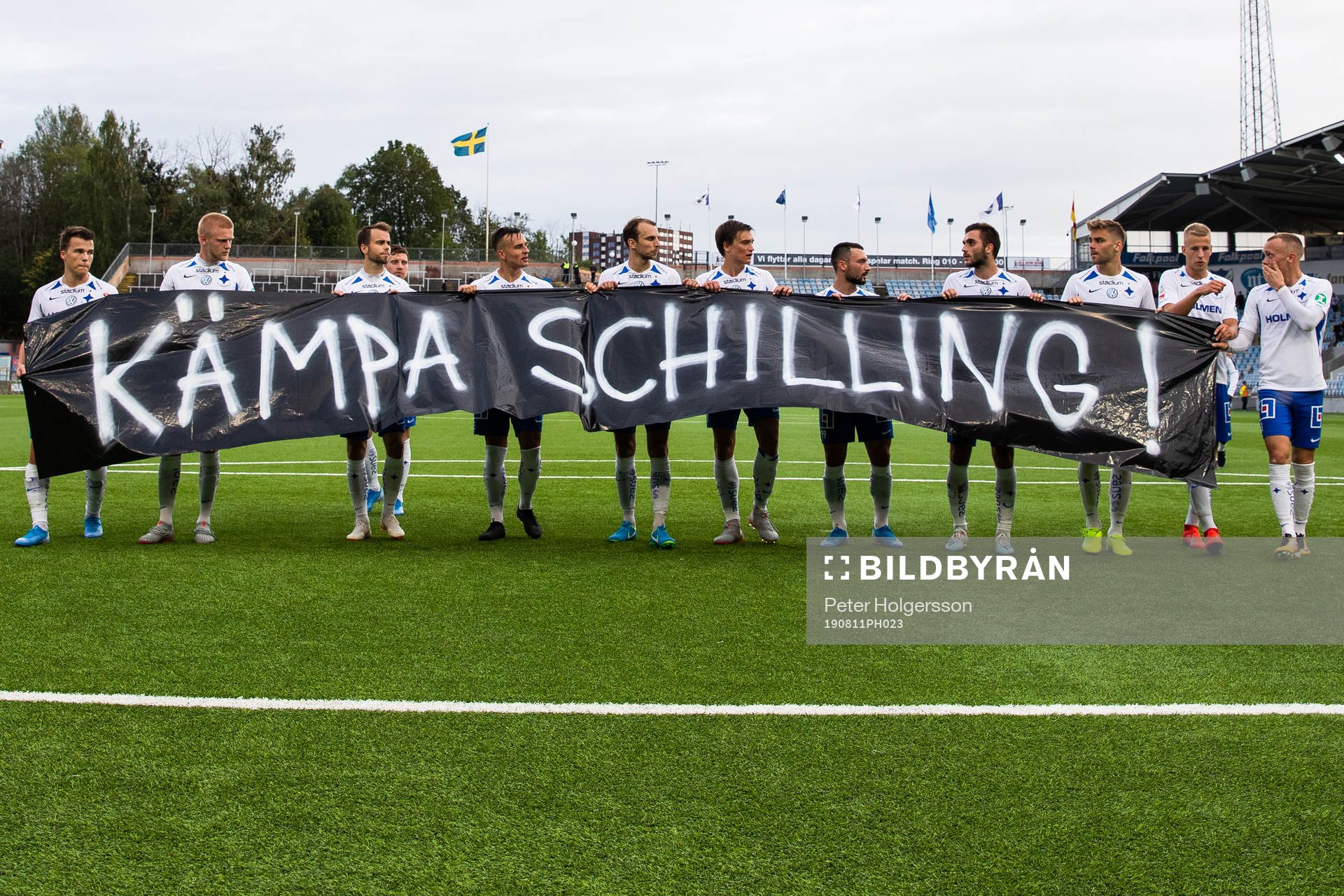 IFK Norrköpings spelare med en banderoll till stöd för