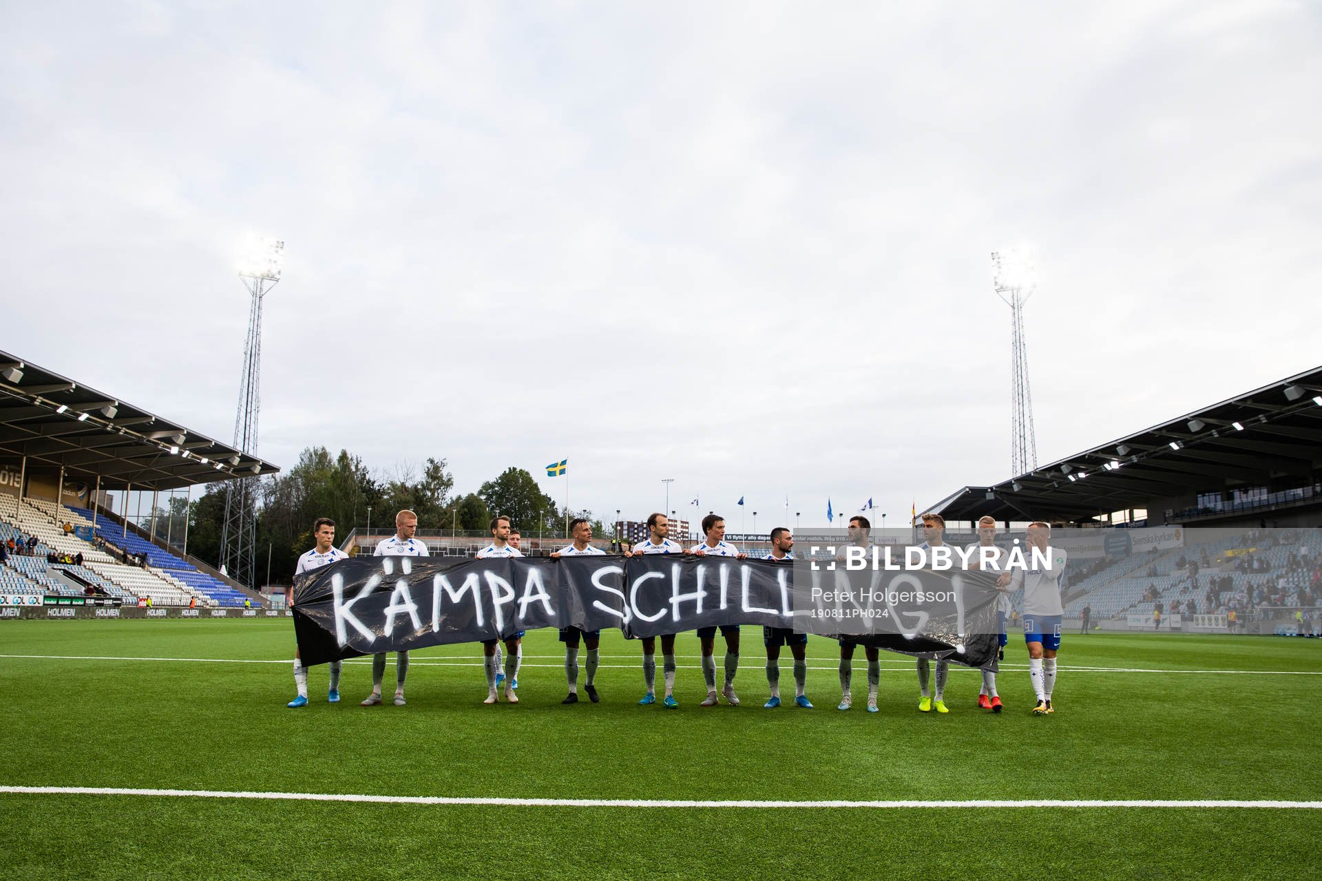 IFK Norrköpings spelare med en banderoll till stöd för