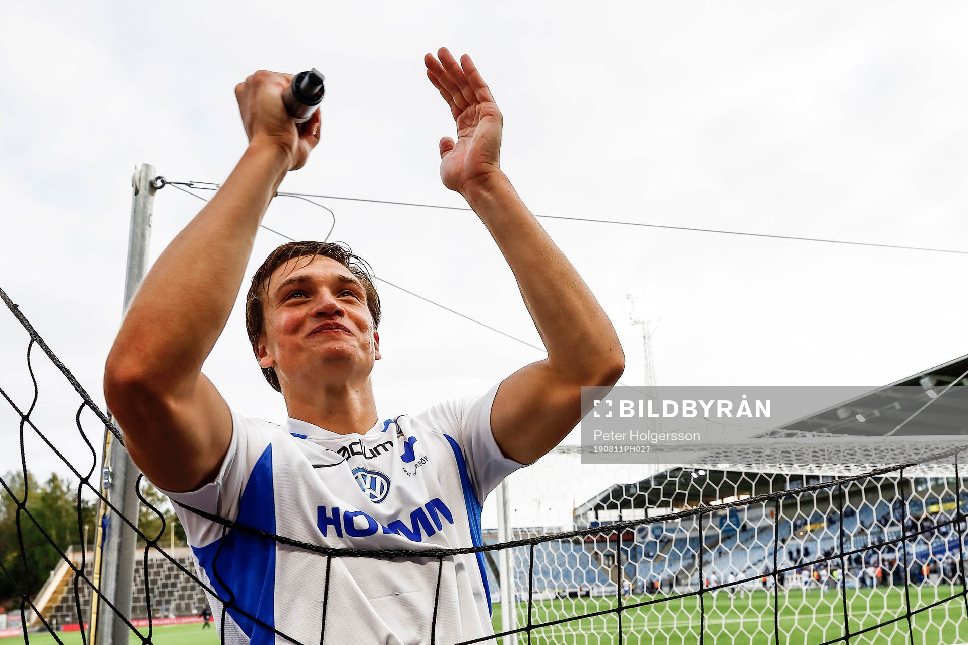 IFK Norrköpings Rasmus Lauritsen jublar och sjunger med