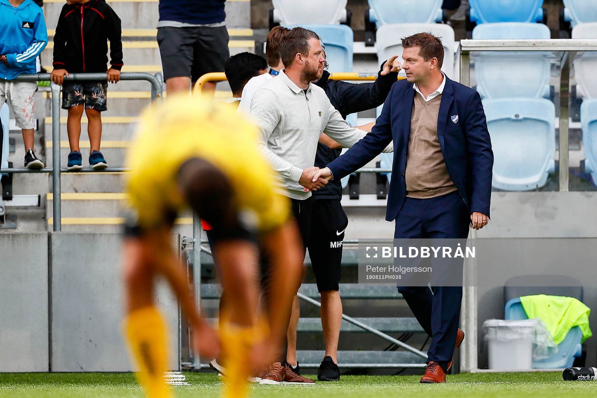 Elfsborgs Frederik Holst deppar i oskärpan medan manager