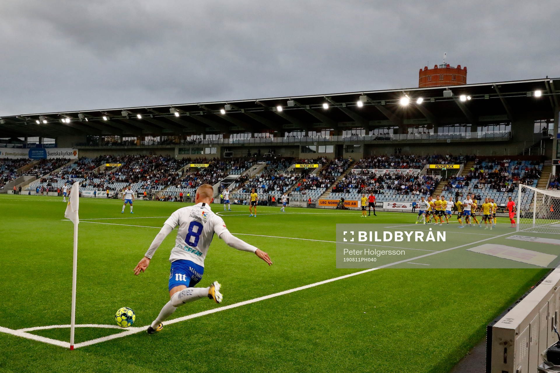 IFK Norrköpings Gudmundur Thórarinsson slår en hörna