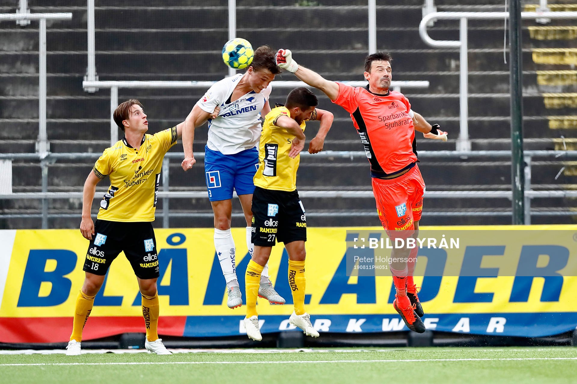 IFK Norrköpings Rasmus Lauritsen nickar mellan Elfsborgs