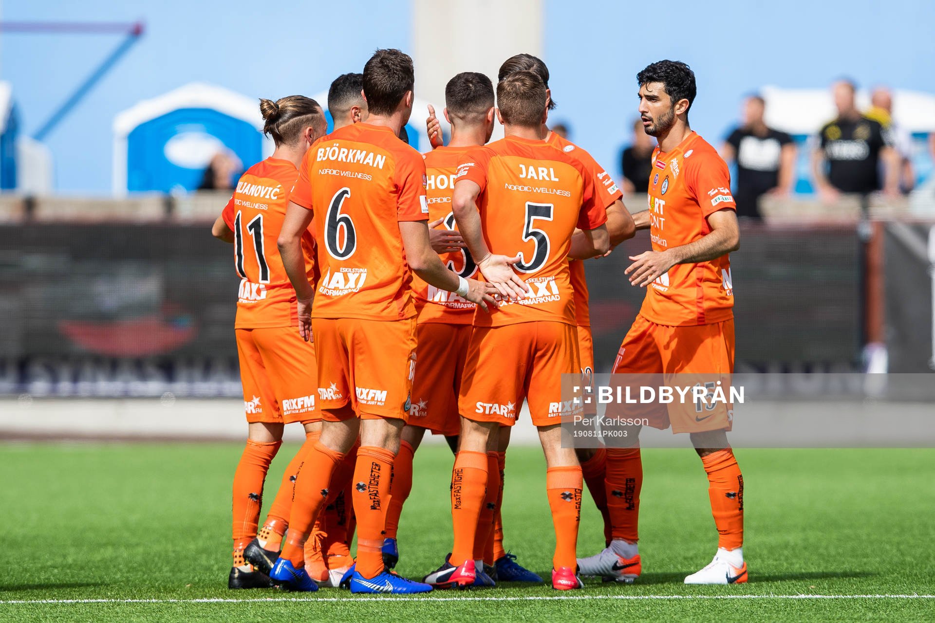 AFC Eskilstunas Kadir Hodzic jublar med lagkamrater