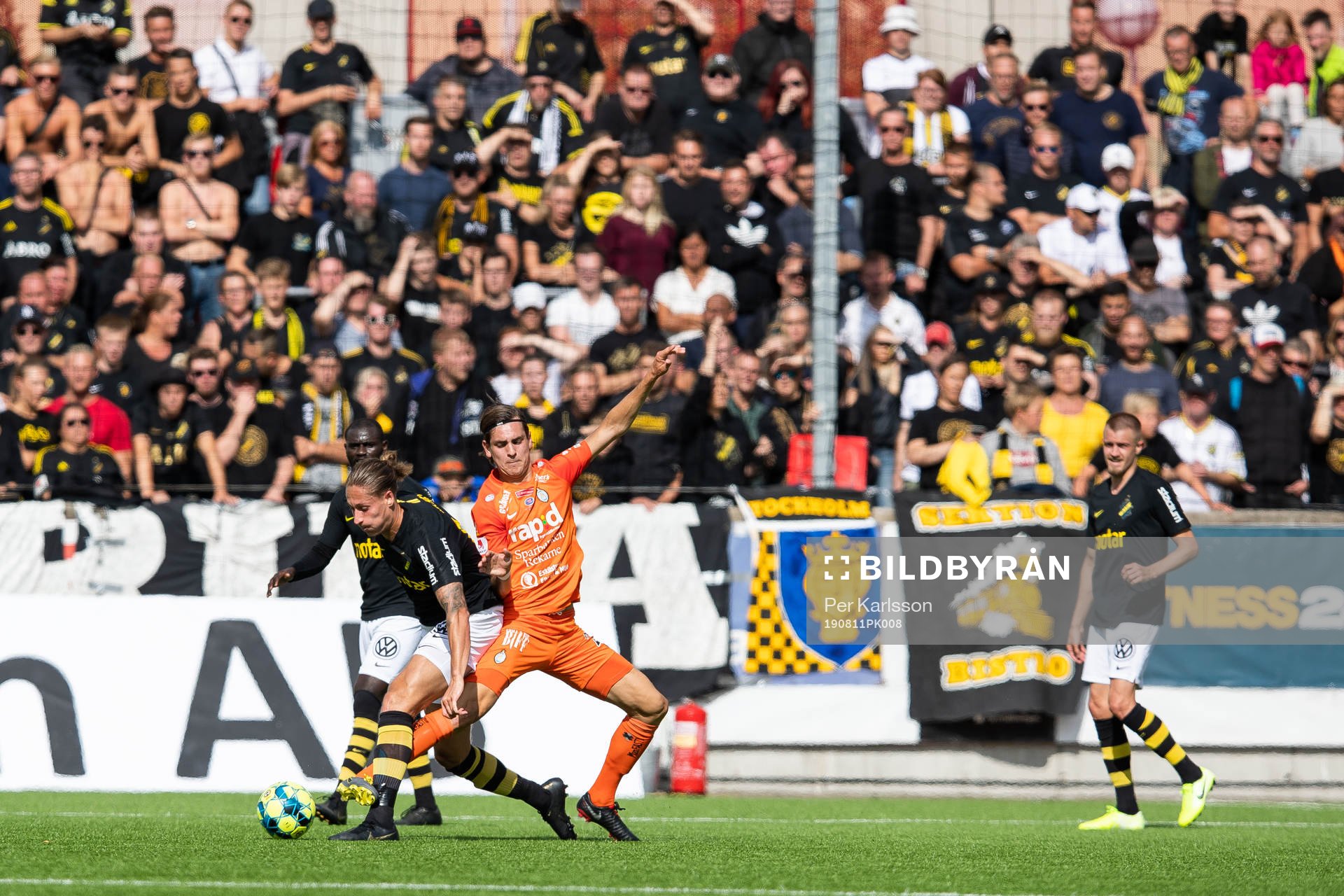 s Felix Michel och AFC Eskilstunas Adi Nalic i kamp om