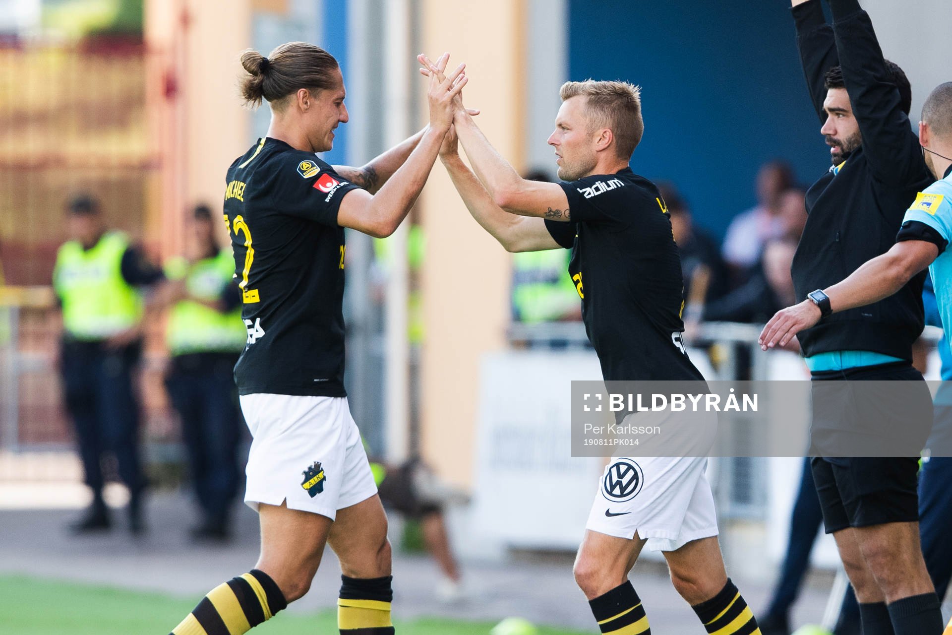 AIK:s Felix Michel byts ut mot Sebastian Larsson under fotbollsmatchen i Allsvenskan mellan AFC Eskilstuna och AIK den 11 augusti i Eskilstuna.