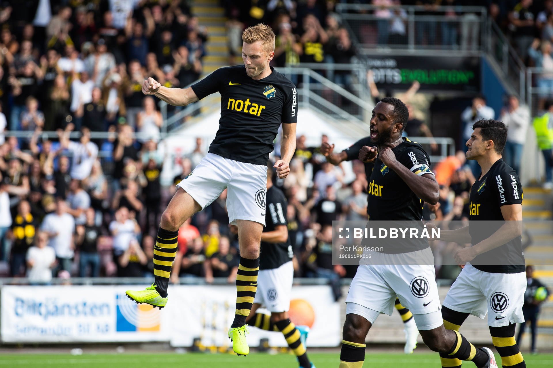 AIK:s Sebastian Larsson jublar efter att han gjort 1-2 under fotbollsmatchen i Allsvenskan mellan AFC Eskilstuna och AIK den 11 augusti i Eskilstuna.