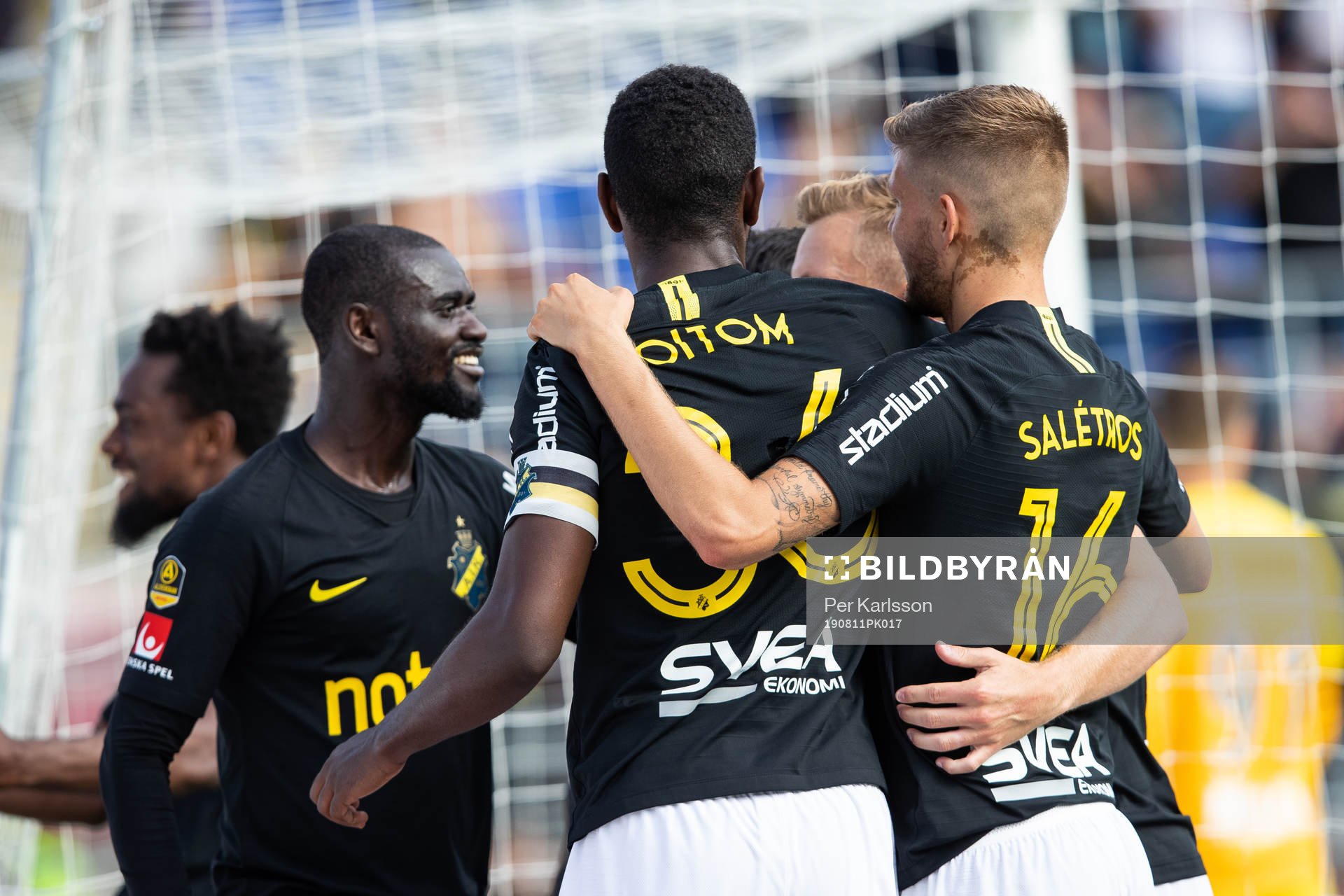 s Henok Goitom och Anton Salétros Sebastian Larsson som