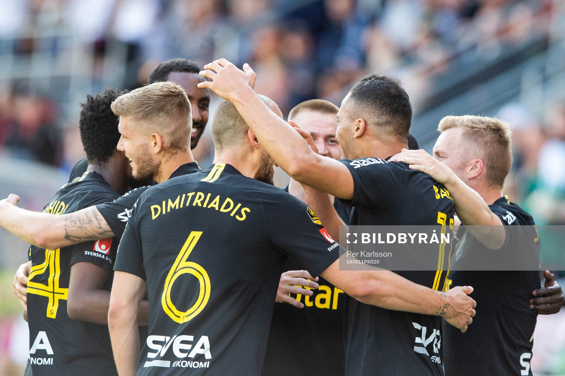 s Nabil Bahoui jublar med lagkamrater