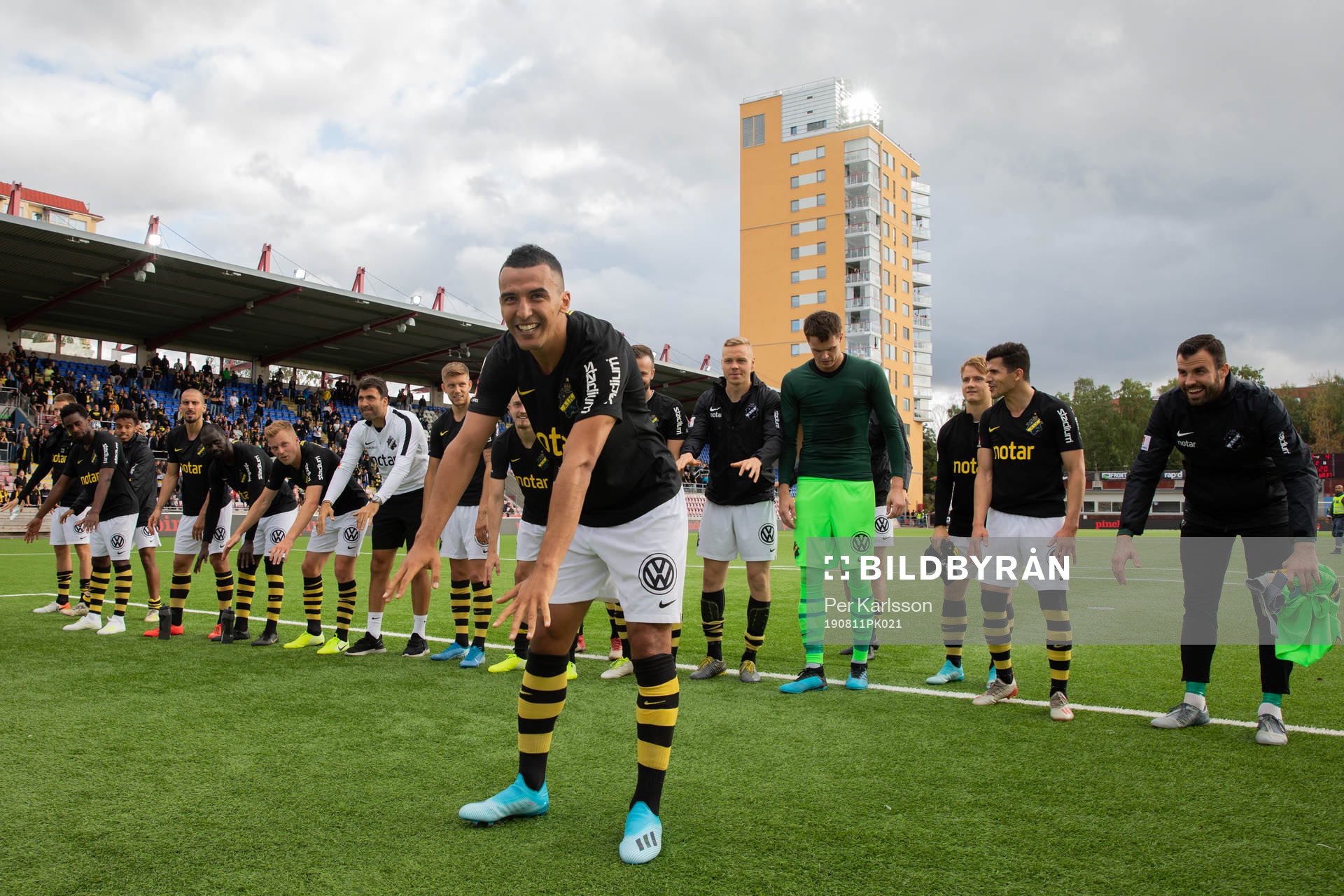 s Nabil Bahoui jublar framför truppen