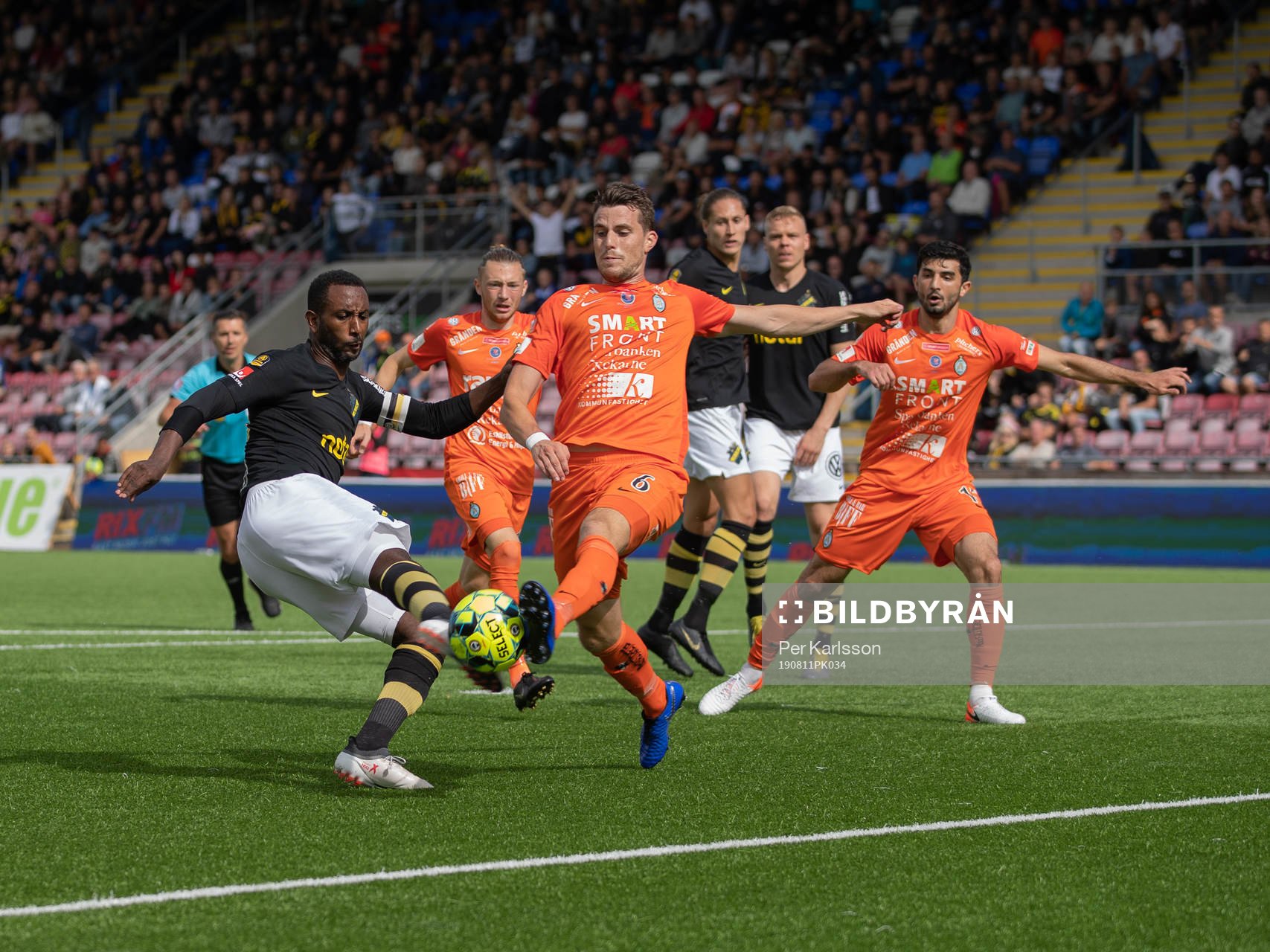 s Henok Goitom  och AFC Eskilstunas Jesper Björkman
