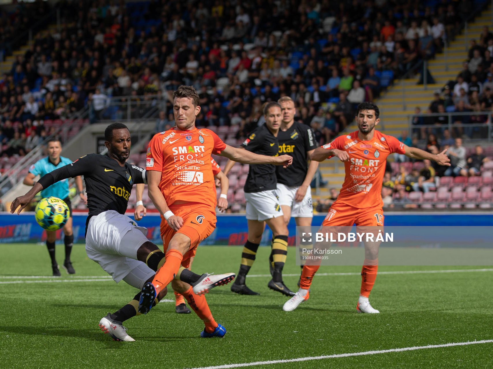 s Henok Goitom  och AFC Eskilstunas Jesper Björkman