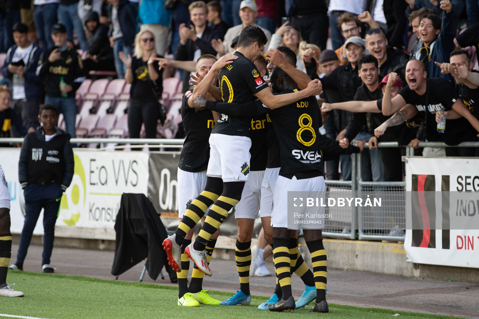 s Nabil Bahoui har gjort 1-4 målet och jublar framför