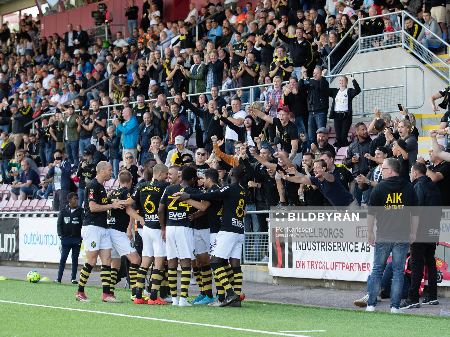 AIK:s Nabil Bahoui har gjort 1-4 målet och jublar framför publiken i Eskilstuna under fotbollsmatchen i Allsvenskan mellan AFC Eskilstuna och AIK den 11 augusti i Eskilstuna.