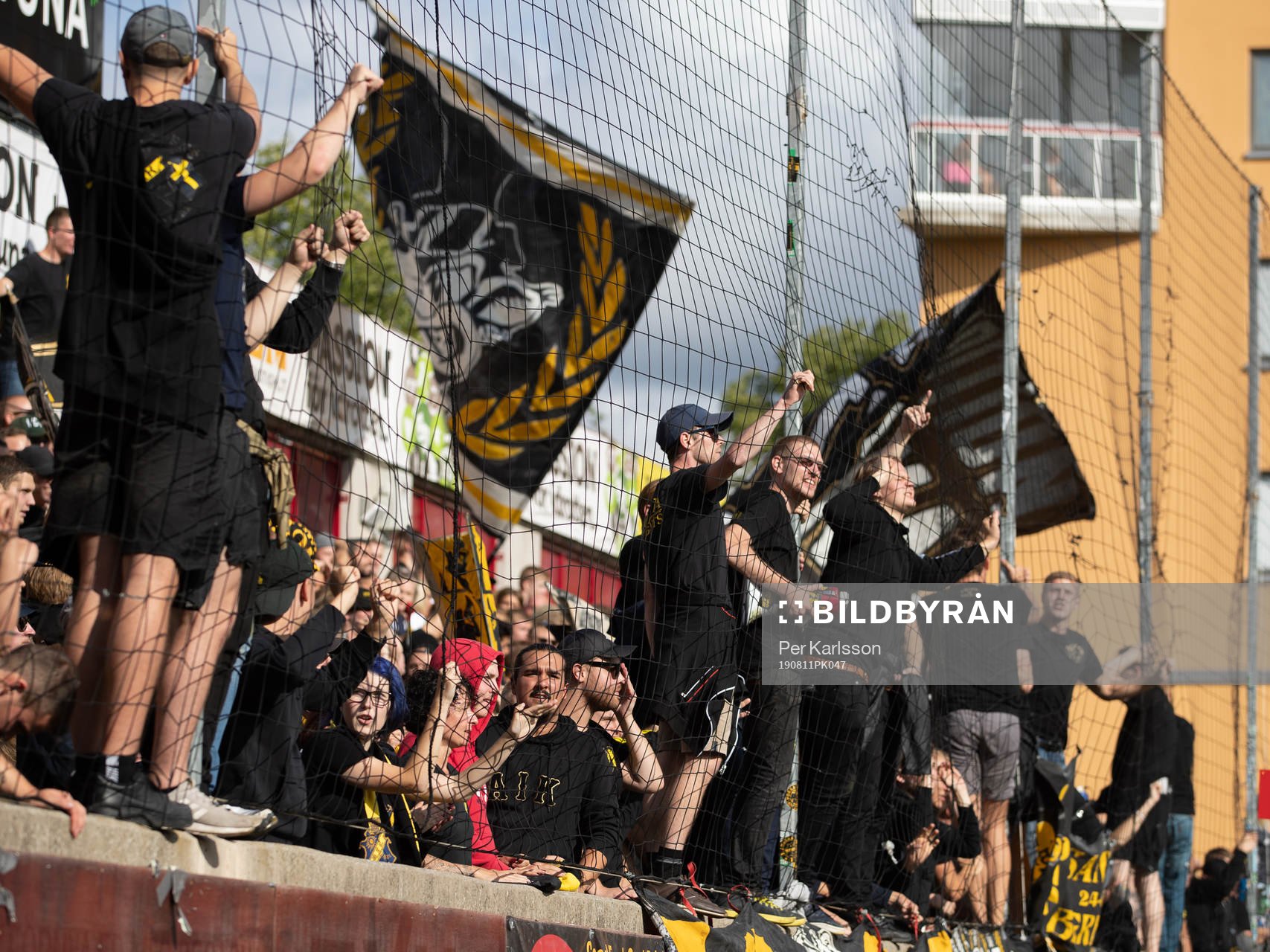 Jublande supportrar på läktaren