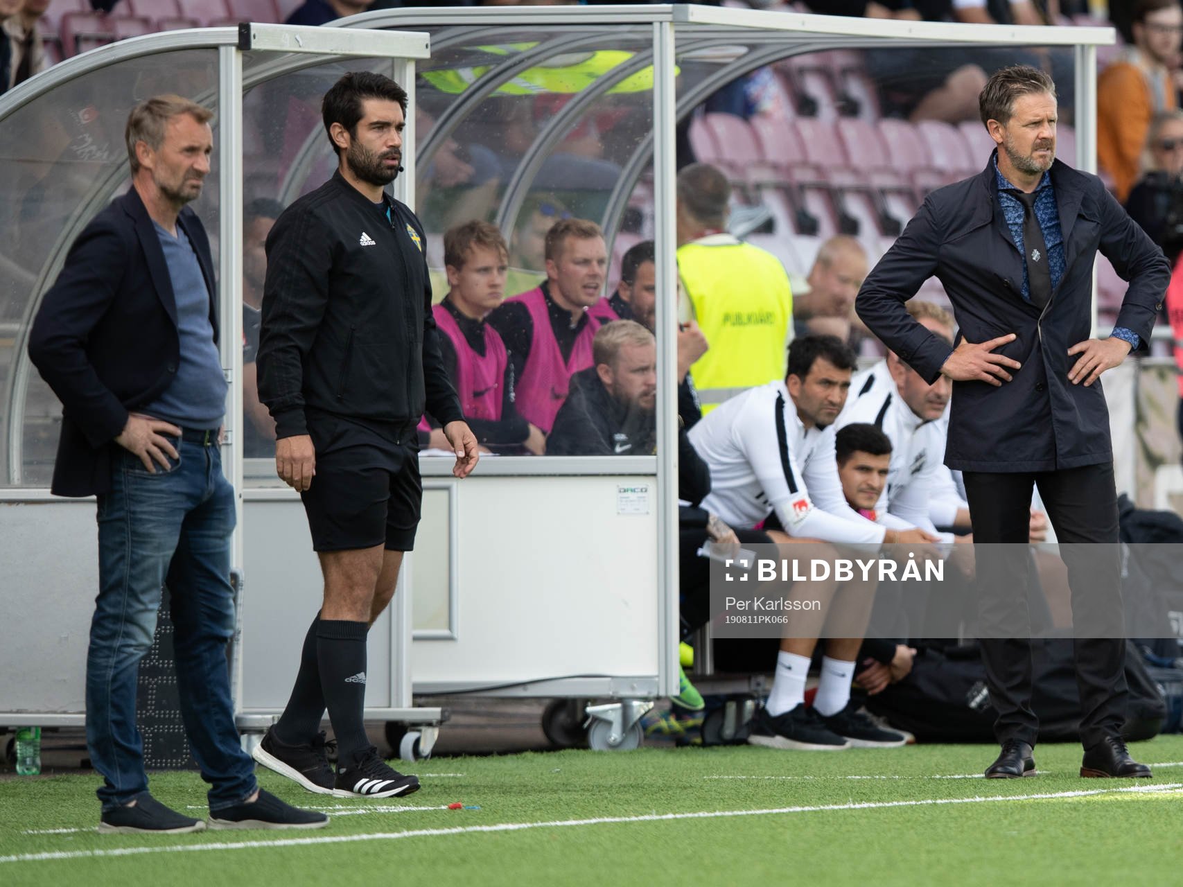 AIK:s tränare Rikard Norling på samma bild som AFC Eskilstunas tränare Nemanja Miljanovic, däremellan fjärdedomare Ozan Camlibel under fotbollsmatchen i Allsvenskan mellan AFC Eskilstuna och AIK den 11 augusti i Eskilstuna.