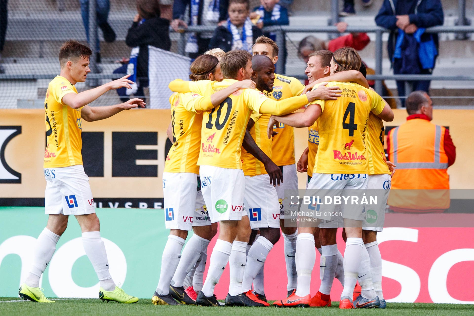 Falkenbergs spelare jublar